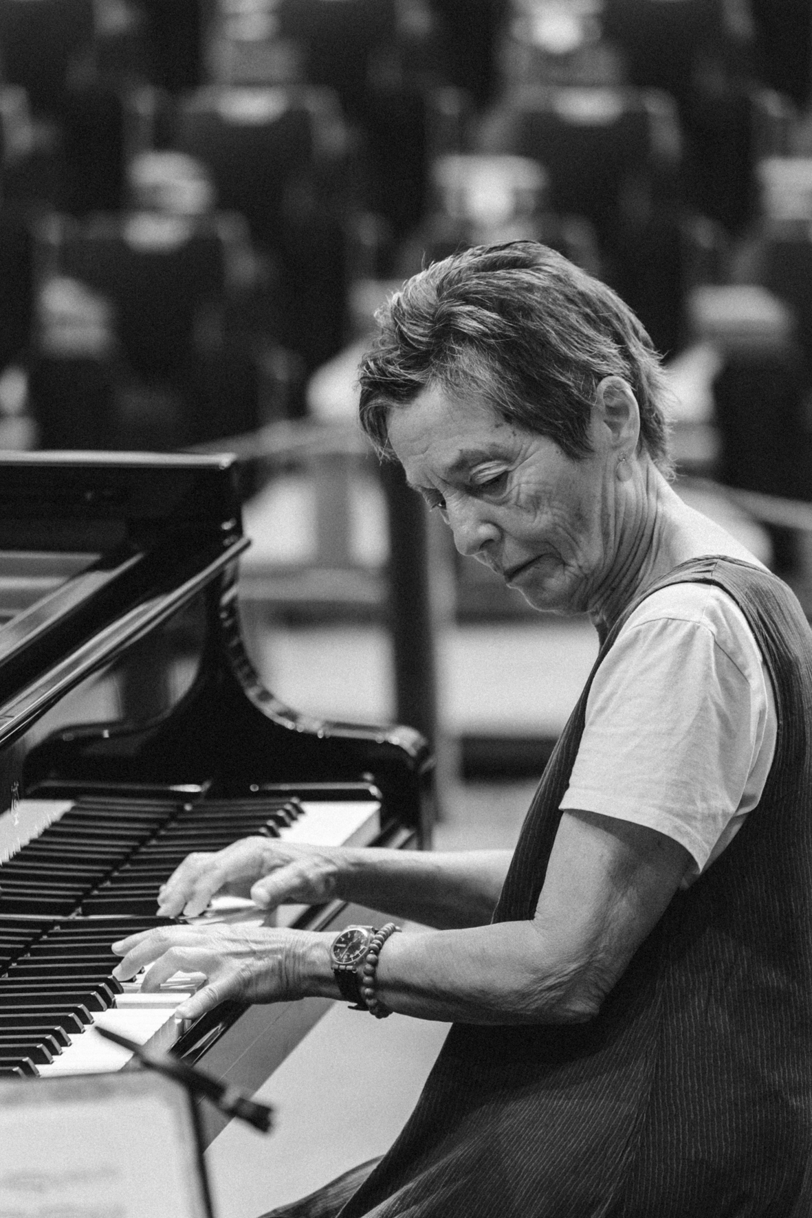 La pianiste Maria Joao Pires en répétition photographiée par Valentine Chauvin au Festival de Piano de la Roque d'Anthéron en juillet 2024