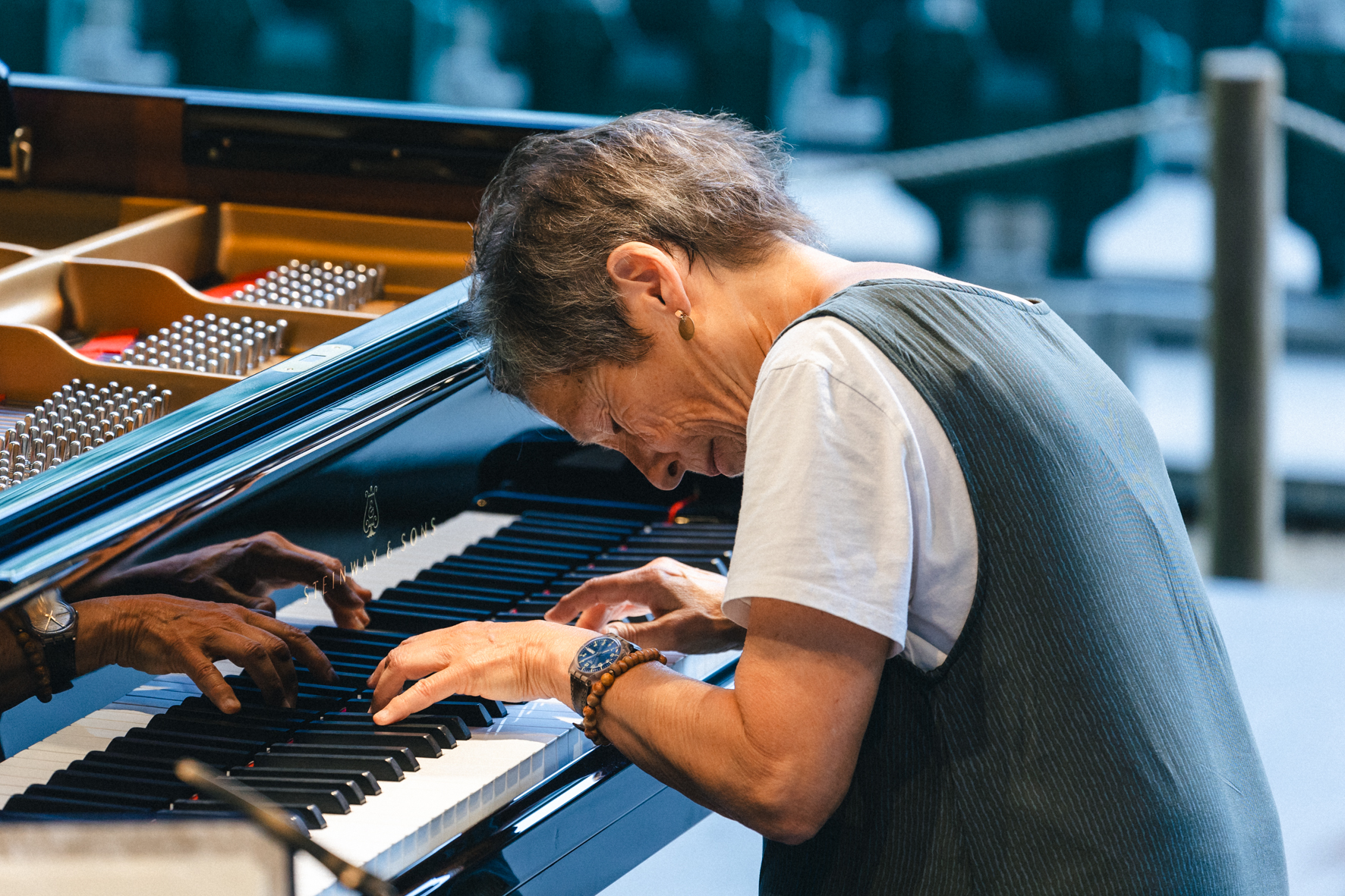 La pianiste Maria Joao Pires en répétition photographiée par Valentine Chauvin au Festival de Piano de la Roque d'Anthéron en juillet 2024