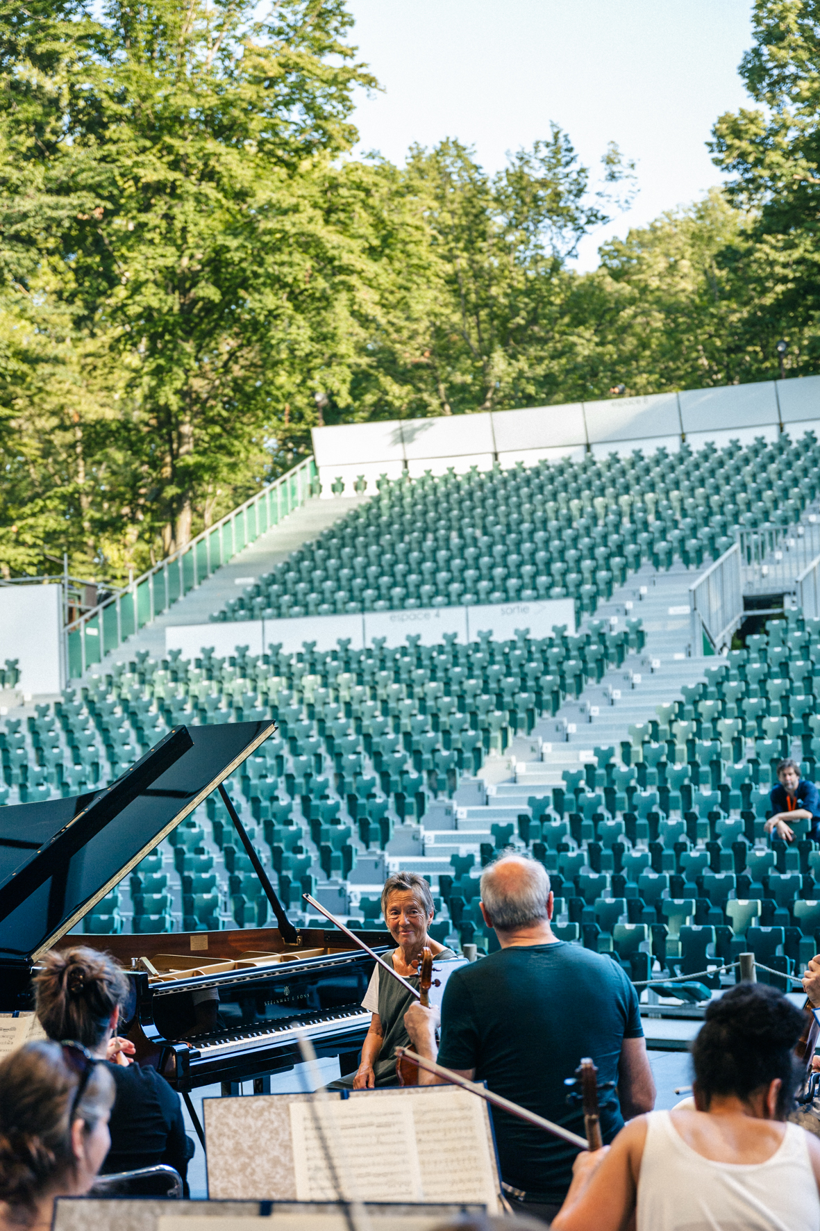 La complicité de la pianiste Maria Joao Pires et de Gordan Nikolic, en compagnie de l'Orchestre de Chambre de Paris, photographiée par Valentine Chauvin au Festival de Piano de la Roque d'Anthéron en juillet 2024
