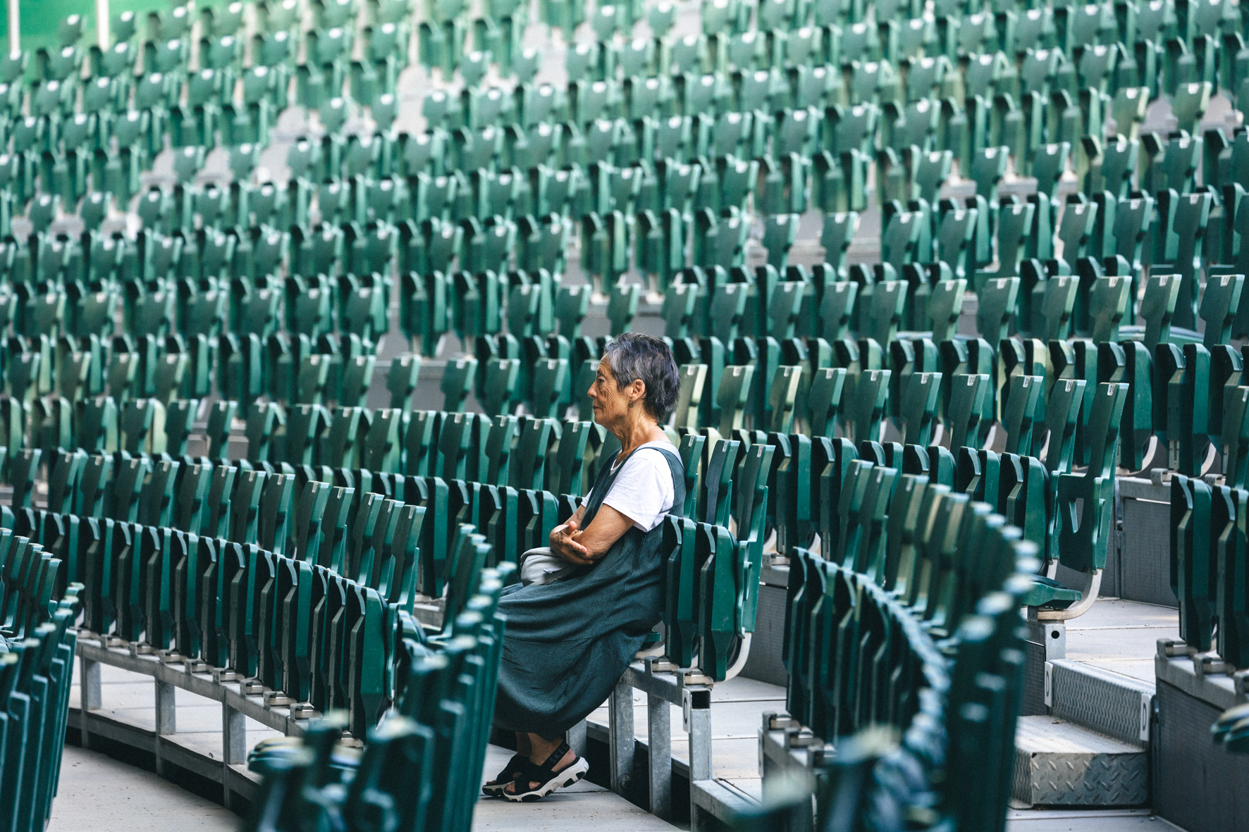 La pianiste Maria Joao Pires dans les gradins, photographiée par Valentine Chauvin au Festival de Piano de la Roque d'Anthéron en juillet 2024