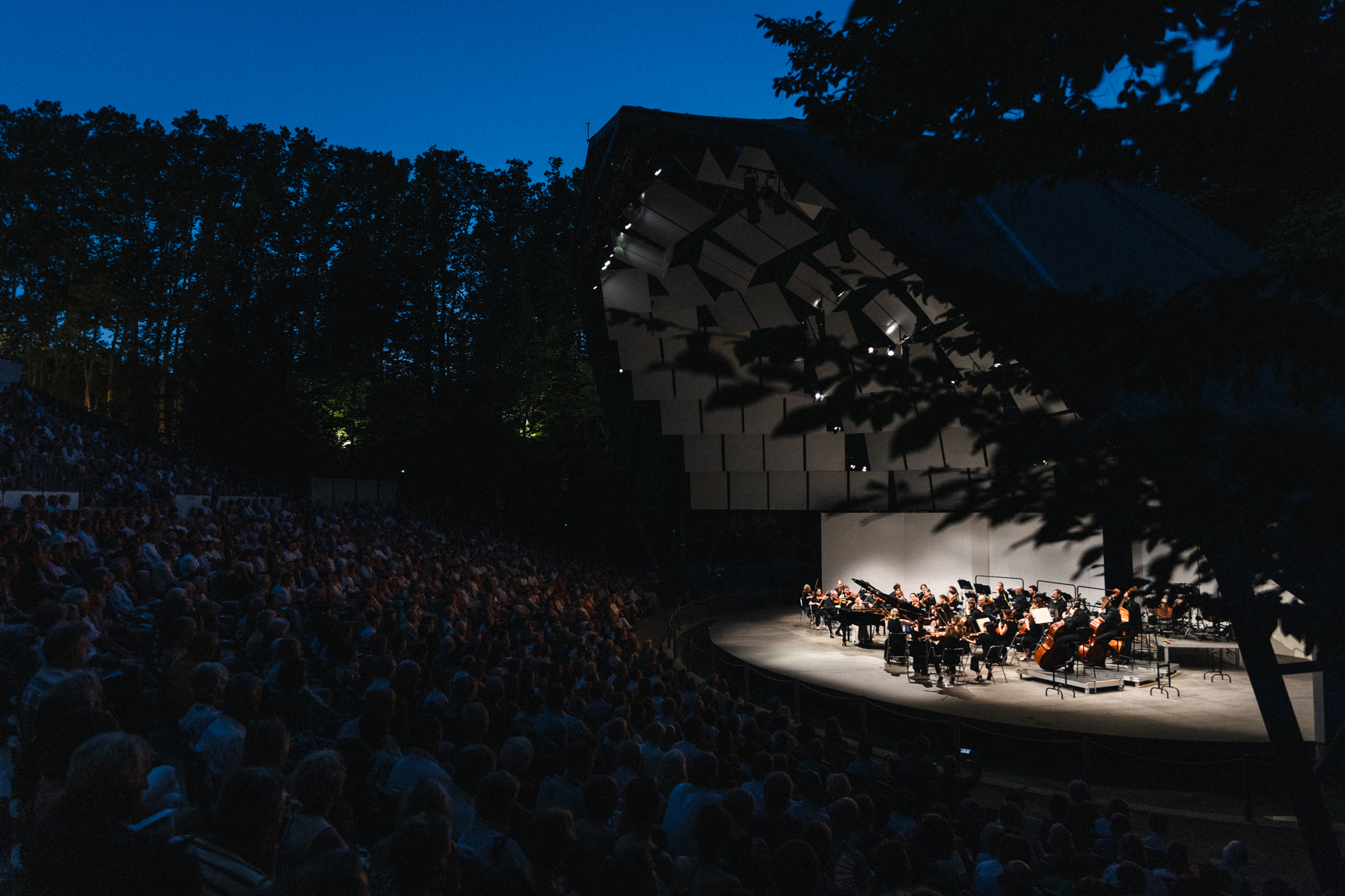 La pianiste Maria Joao Pires en compagnie de l'Orchestre de Chambre de Paris sous la direction de Gordan Nikolic, photographiée par Valentine Chauvin au Festival de Piano de la Roque d'Anthéron en juillet 2024