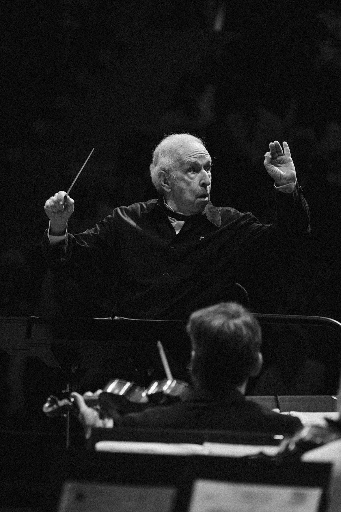 Le chef Lawrence Foster à la direction de l'Orchestre Philharmonique de Marseille, photographié par Valentine Chauvin au Festival de Piano de la Roque d'Anthéron en juillet 2024