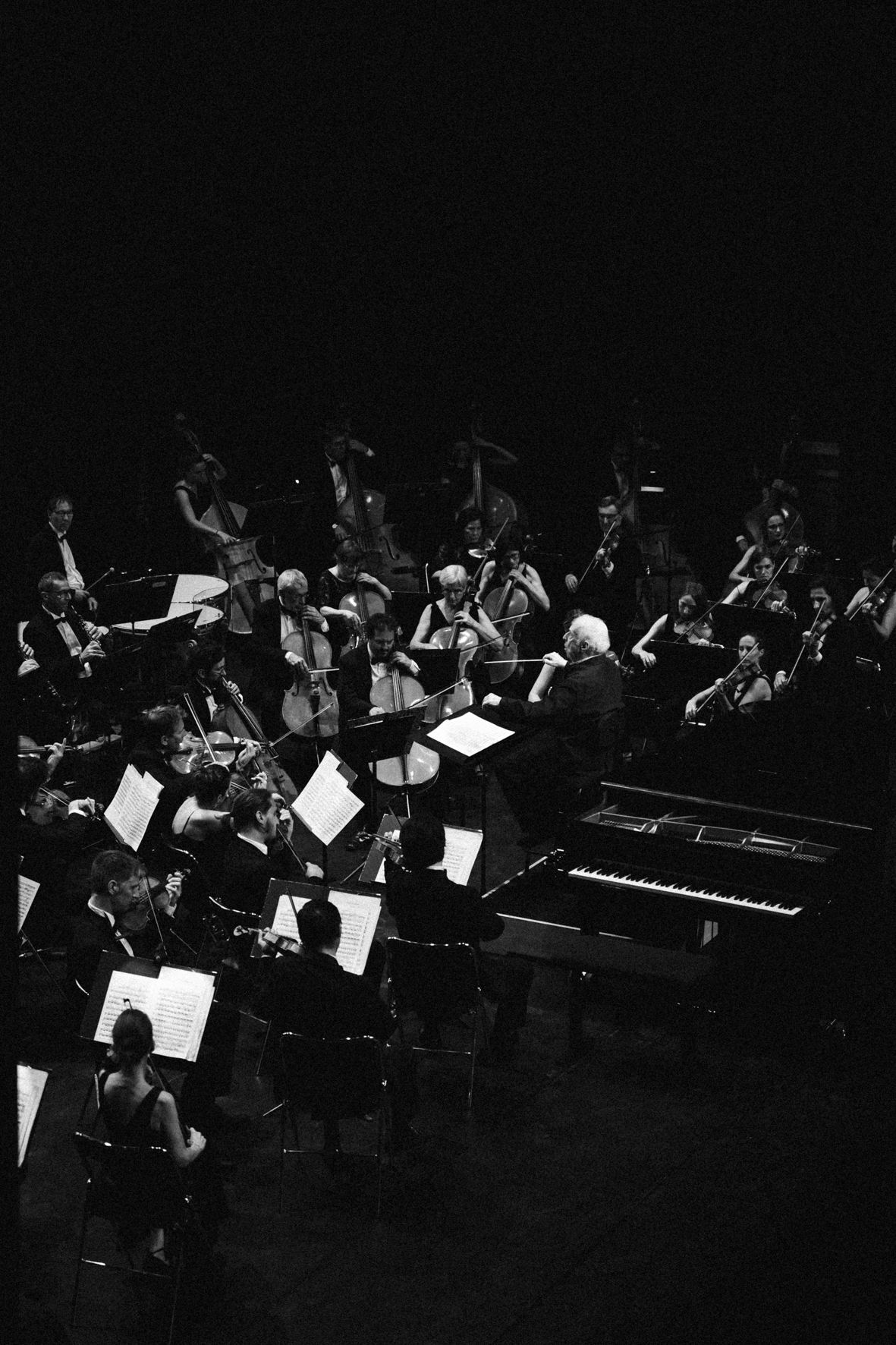 Le chef Lawrence Foster à la direction de l'Orchestre Philharmonique de Marseille, photographié par Valentine Chauvin au Festival de Piano de la Roque d'Anthéron en juillet 2024