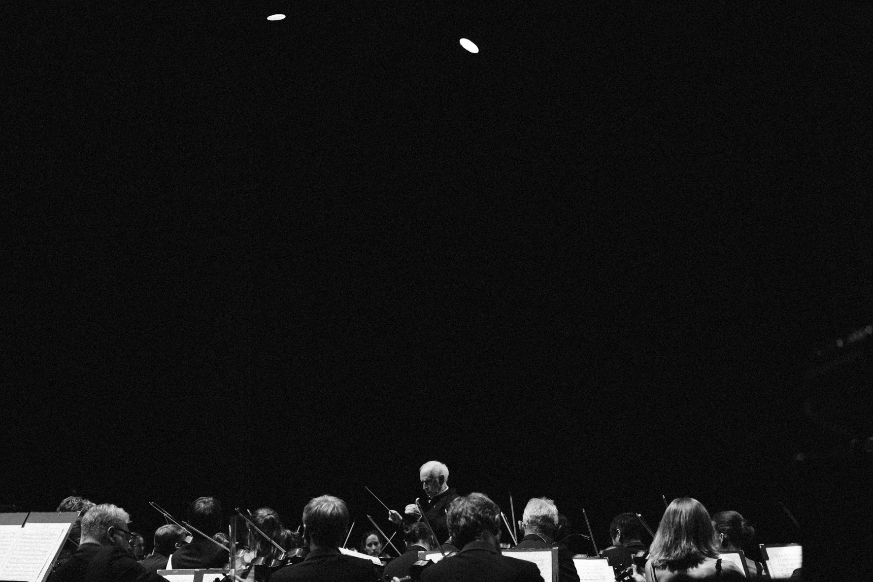 Le chef Lawrence Foster à la direction de l'Orchestre Philharmonique de Marseille, photographié par Valentine Chauvin au Festival de Piano de la Roque d'Anthéron en juillet 2024