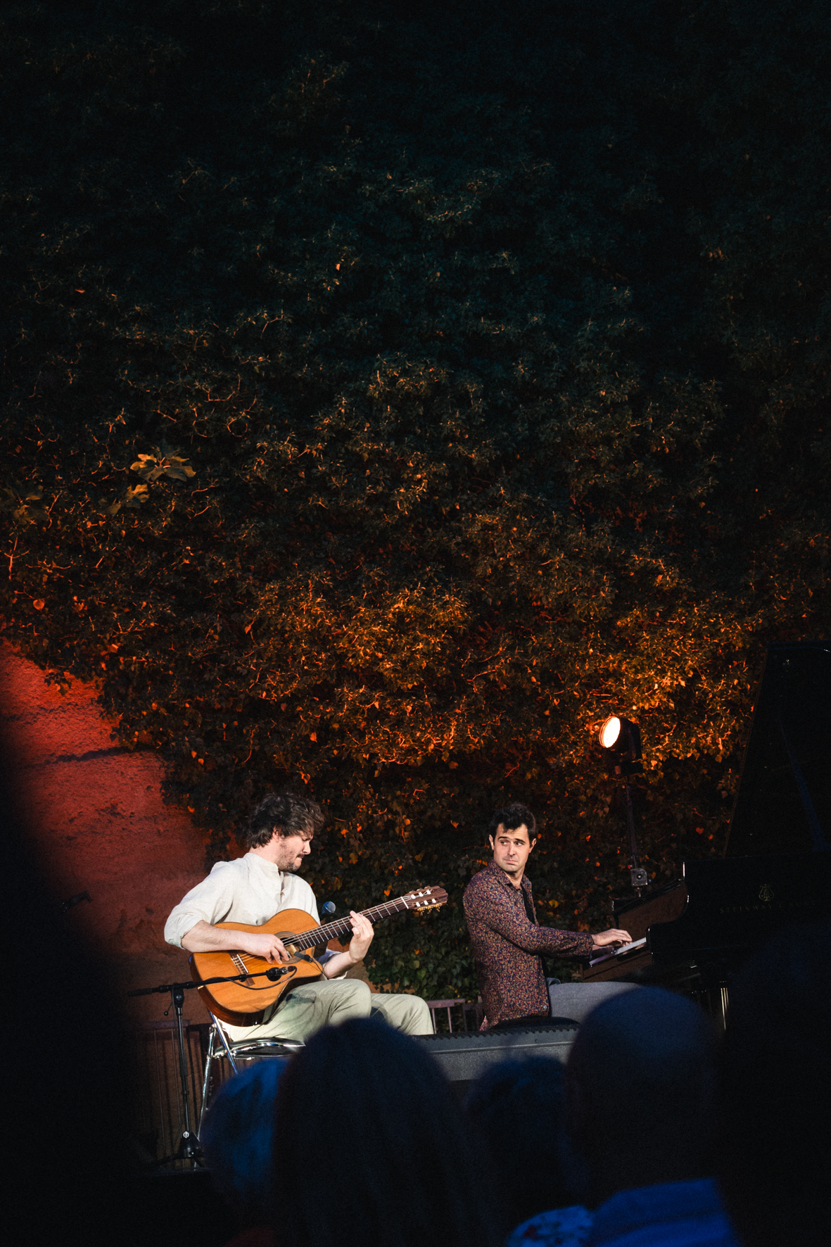Le duo de jazz Gwen Cahue et Baptiste Bailly en concert aux anciennes carrières de Rognes, photographié par Valentine Chauvin au Festival de Piano de la Roque d'Anthéron en juillet 2024