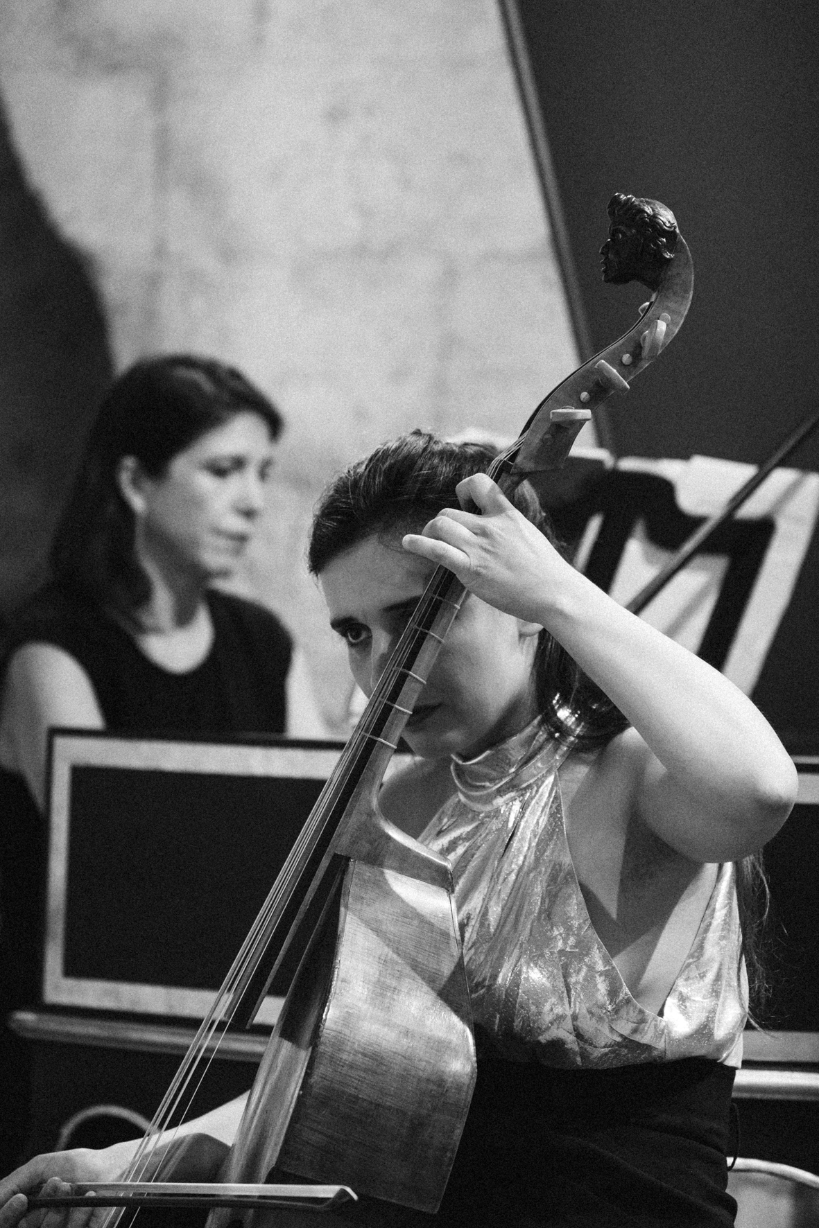 La violiste Salomé Gasselin et la claveciniste Violaine Cochard en concert au cloître de l'abbaye de Silvacane, photographiées par Valentine Chauvin au Festival de Piano de la Roque d'Anthéron en juillet 2024