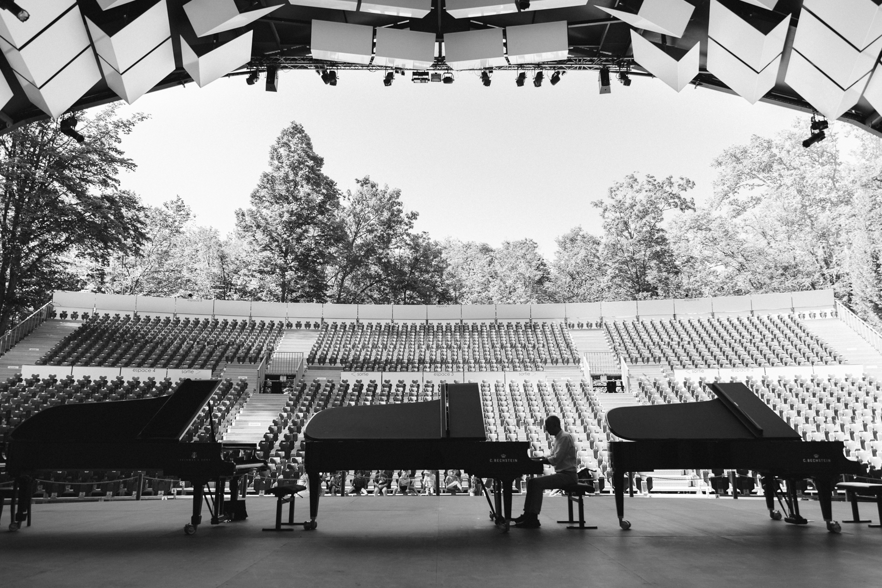 Le pianiste Abdel Rahman El Bacha en répétition, photographié par Valentine Chauvin au Festival de Piano de la Roque d'Anthéron en juillet 2024
