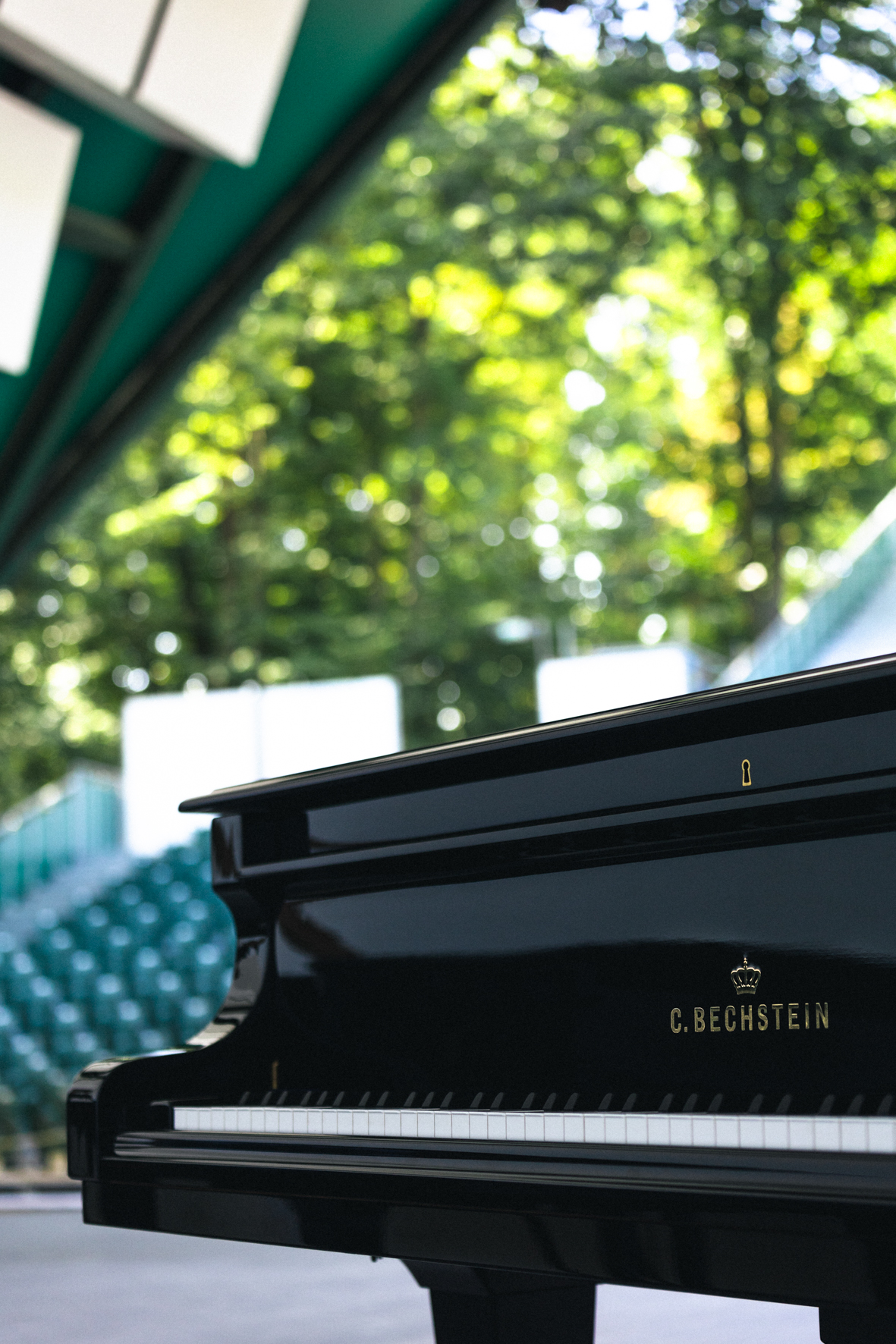 Détail sur un piano de concert Bechstein, photographié par Valentine Chauvin au Festival de Piano de la Roque d'Anthéron en juillet 2024