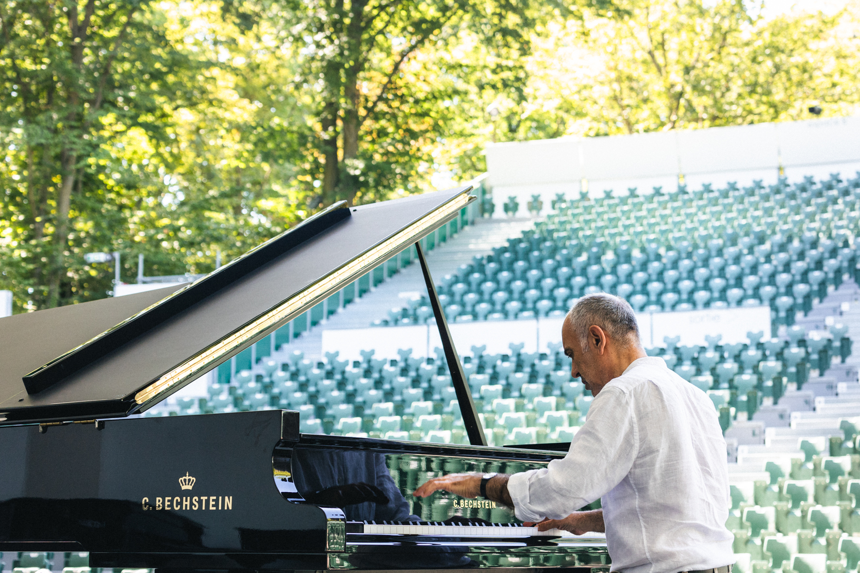 Le pianiste Abdel Rahman El Bacha en répétition, photographié par Valentine Chauvin au Festival de Piano de la Roque d'Anthéron en juillet 2024