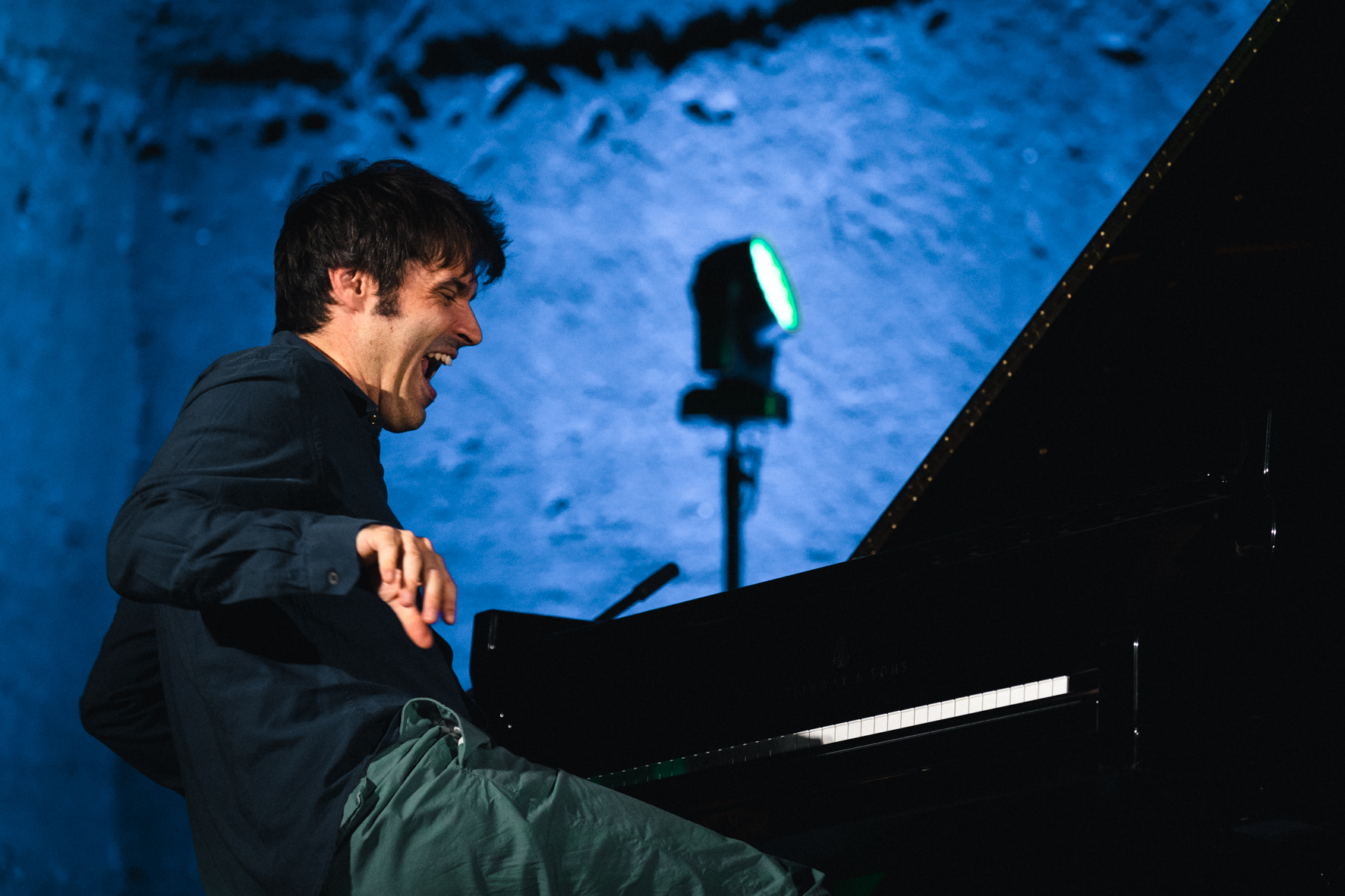Le pianiste Paul Lay en concert aux anciennes carrières de Rognes, photographié par Valentine Chauvin au Festival de Piano de la Roque d'Anthéron en juillet 2024