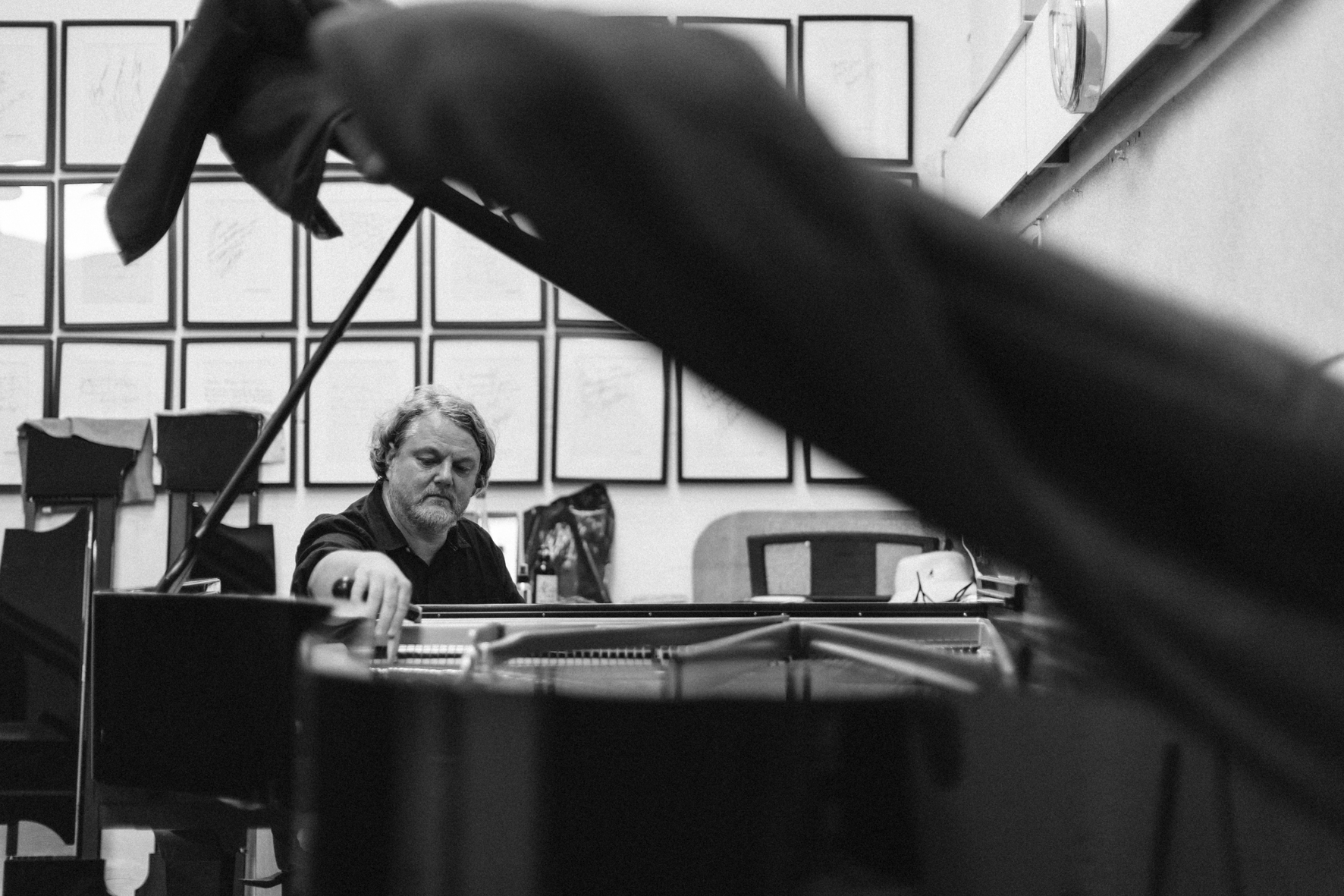 L'accordeur Torben Garlin dans l'atelier d'accordeurs Pianomobil, photographié par Valentine Chauvin au Festival de Piano de la Roque d'Anthéron en juillet 2024