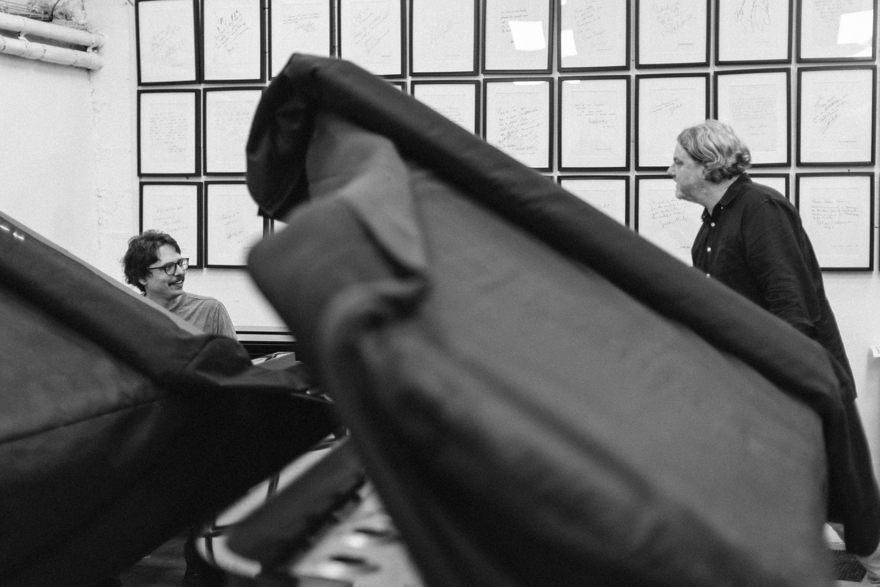 Le pianiste Lucas Debargue et l'accordeur Torben Garlin au choix de piano dans l'atelier d'accordeurs Pianomobil, photographiés par Valentine Chauvin au Festival de Piano de la Roque d'Anthéron en juillet 2024
