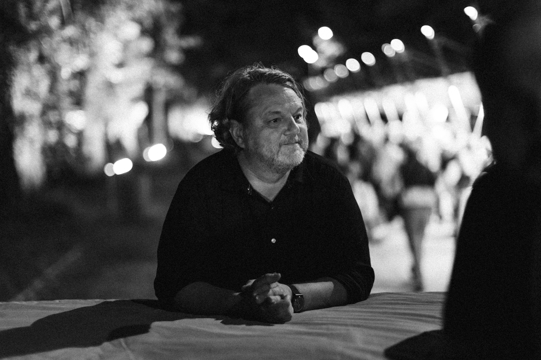 L'accordeur Torben Garlin sur la remorque qui tracte le piano de concert, photographié par Valentine Chauvin au Festival de Piano de la Roque d'Anthéron en juillet 2024