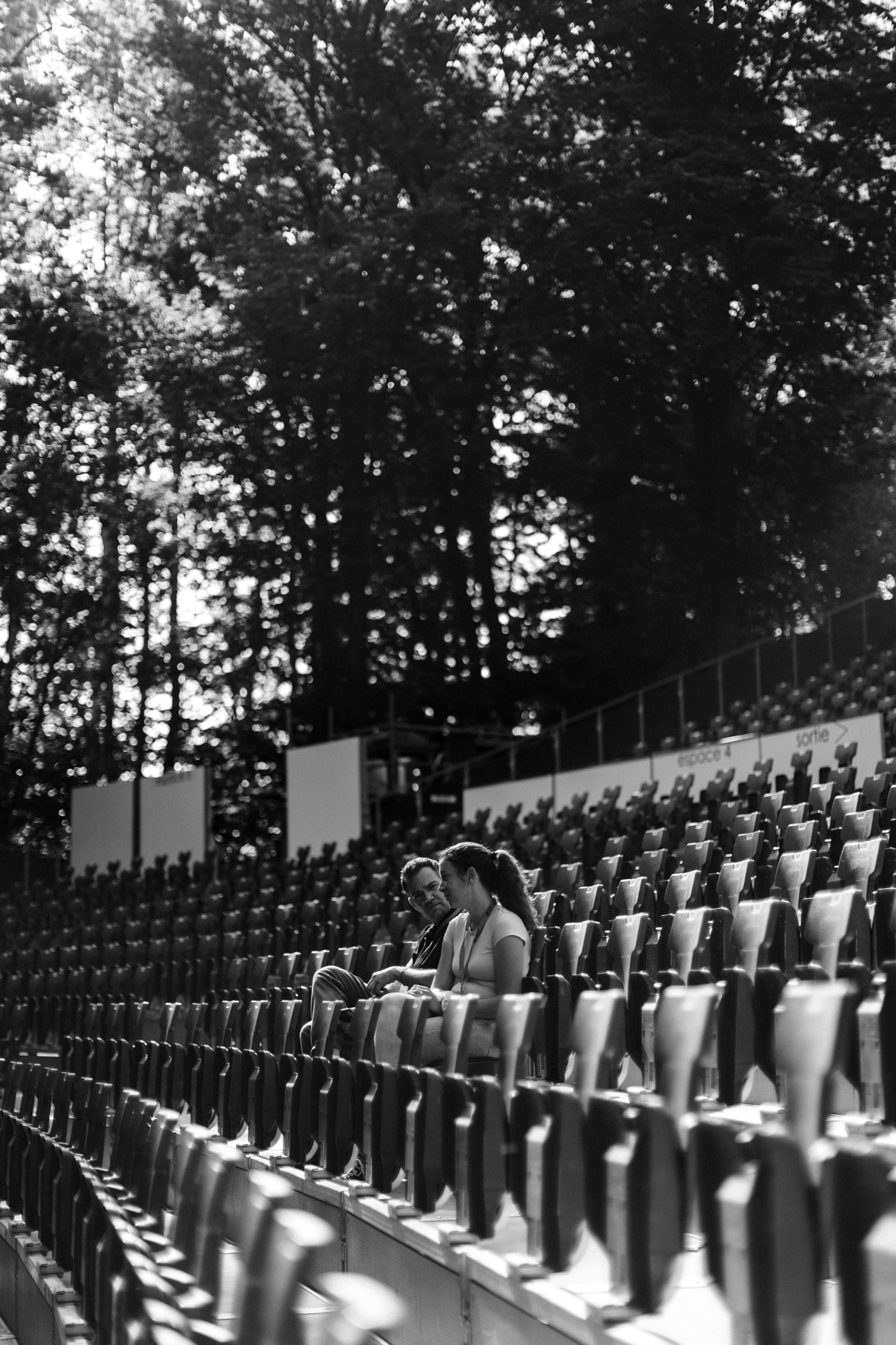 Deux accordeur et accordeuse de piano de l'équipe Pianomobil, photographiés par Valentine Chauvin au Festival de Piano de la Roque d'Anthéron en juillet 2024