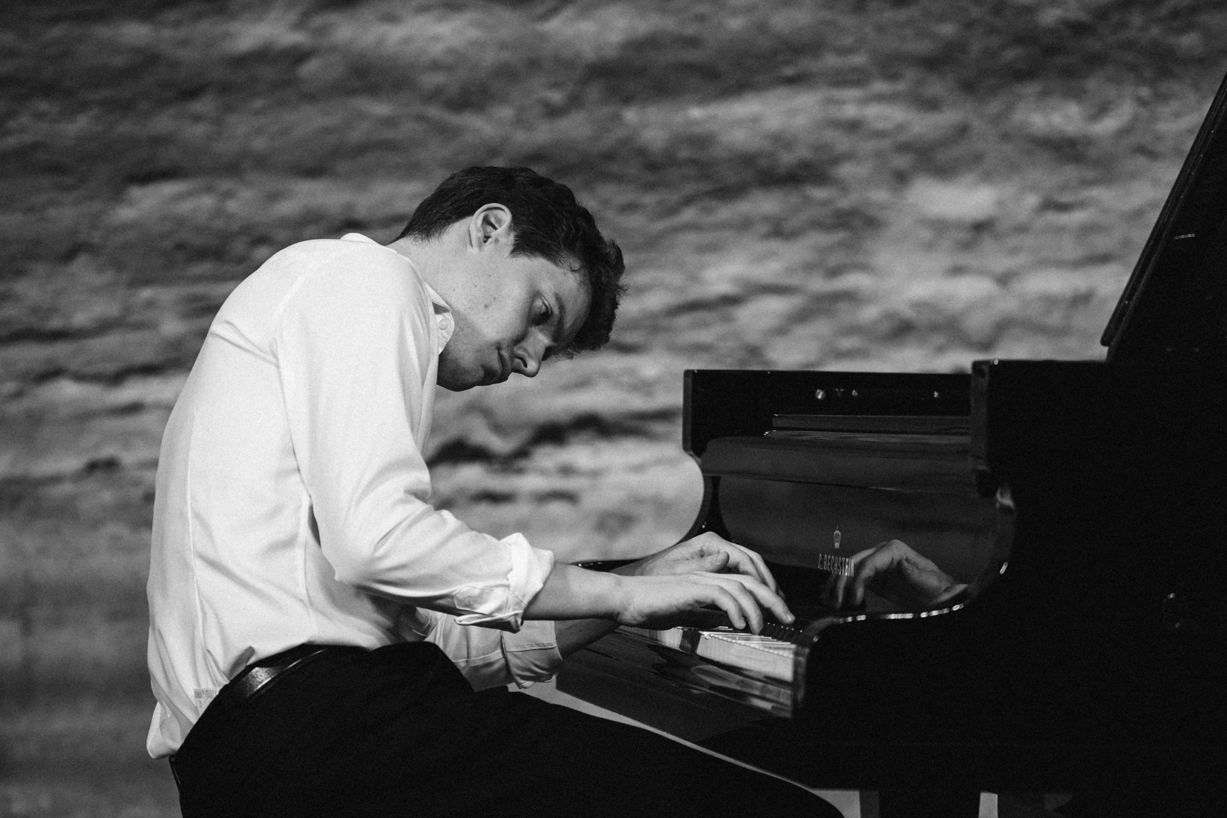 Le pianiste Florian Noack au Théâtre des Terrasses de Gordes, photographié par Valentine Chauvin au Festival de Piano de la Roque d'Anthéron en juillet 2024