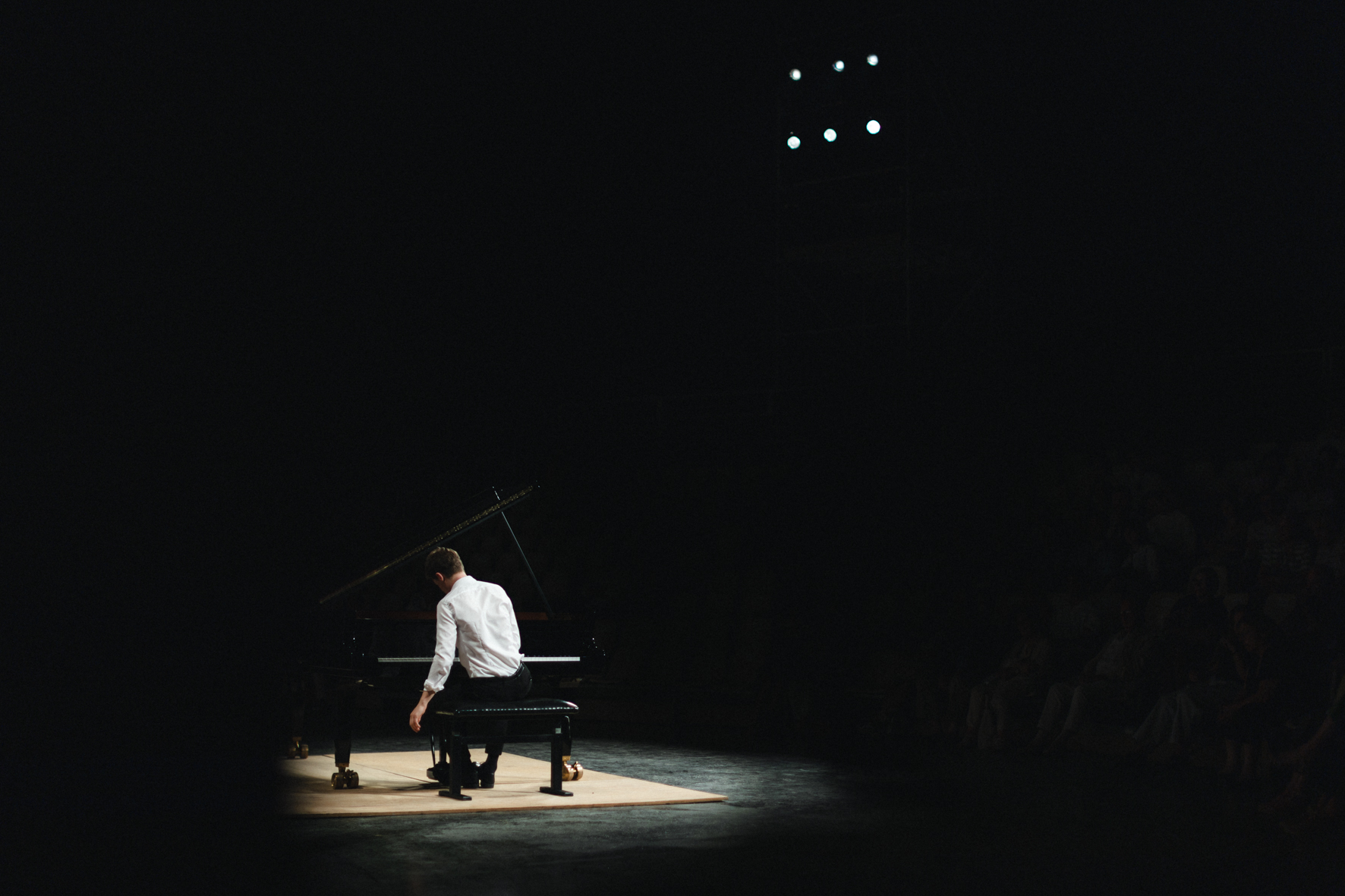 Le pianiste Florian Noack au Théâtre des Terrasses de Gordes, photographié par Valentine Chauvin au Festival de Piano de la Roque d'Anthéron en juillet 2024