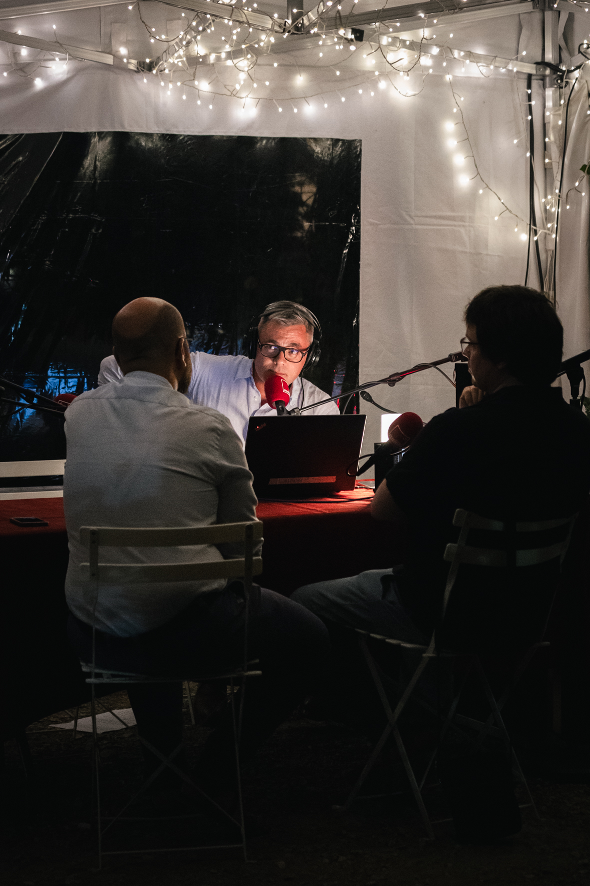 Jean-Baptiste Urbain en direct sur France musique, photographié par Valentine Chauvin au Festival de Piano de la Roque d'Anthéron en juillet 2024