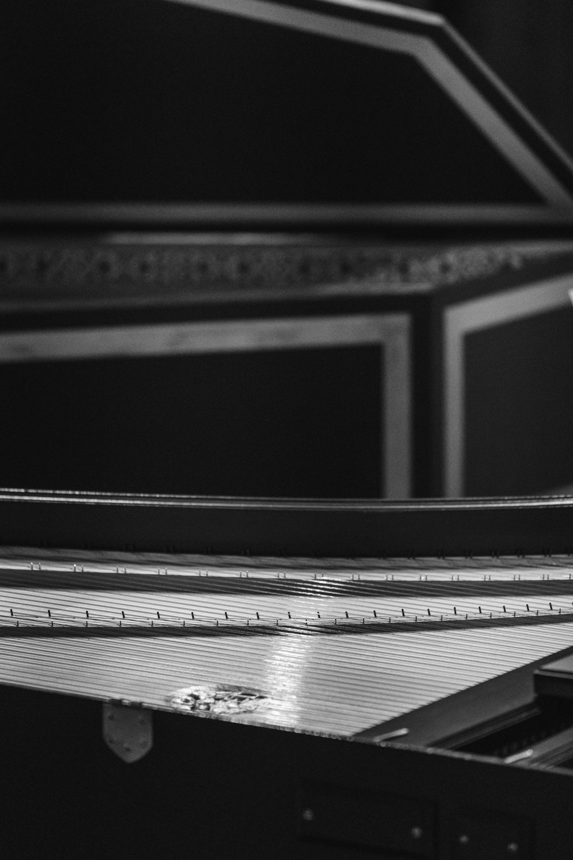 Ambiance de Festival esprit baroque : détail sur des clavecins, photographié par Valentine Chauvin au Festival de Piano de la Roque d'Anthéron en juillet 2024