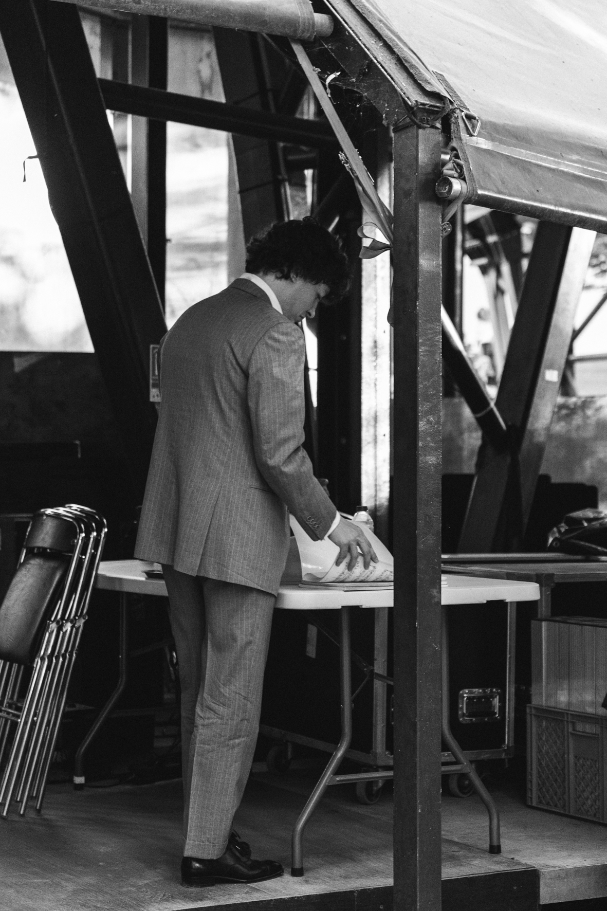 Le pianiste Rémi Geniet en arrière-scène, photographié par Valentine Chauvin au Festival de Piano de la Roque d'Anthéron en juillet 2024