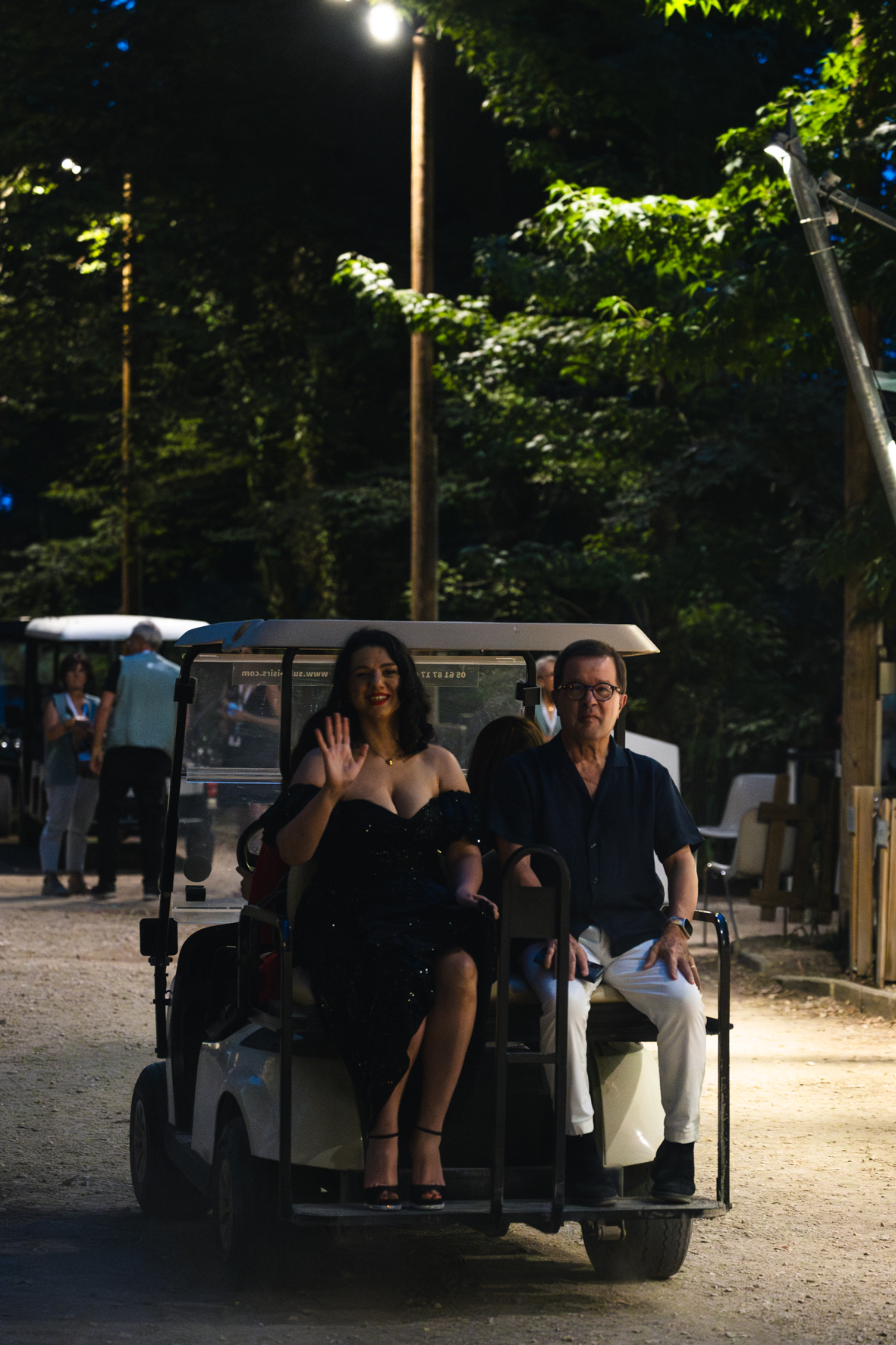 La pianiste Khatia Buniatishvili en compagnie de René Martin, photographiée par Valentine Chauvin au Festival de Piano de la Roque d'Anthéron en août 2024