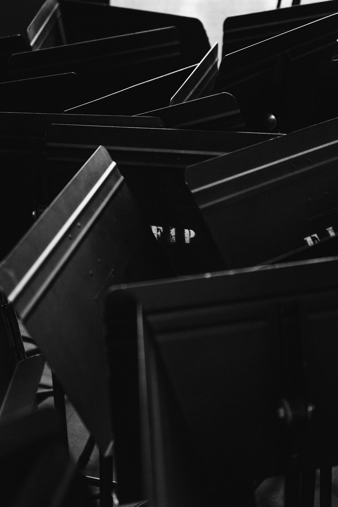 Ambiance d'orchestre : pupitres en arrière-scène au Festival de Piano de la Roque d'Anthéron en août 2024