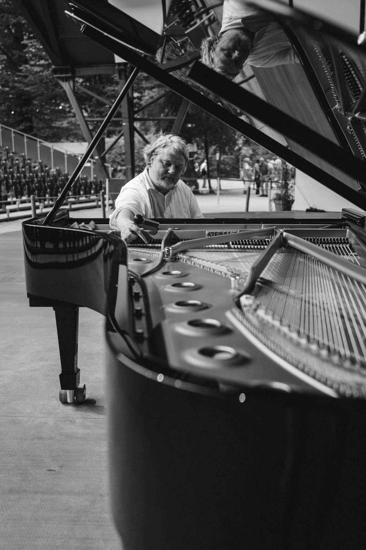 Dernier accord avant le concert, l'accordeur Torben Garlin en train de régler le piano, photographié par Valentine Chauvin au Festival de Piano de la Roque d'Anthéron en juillet 2024