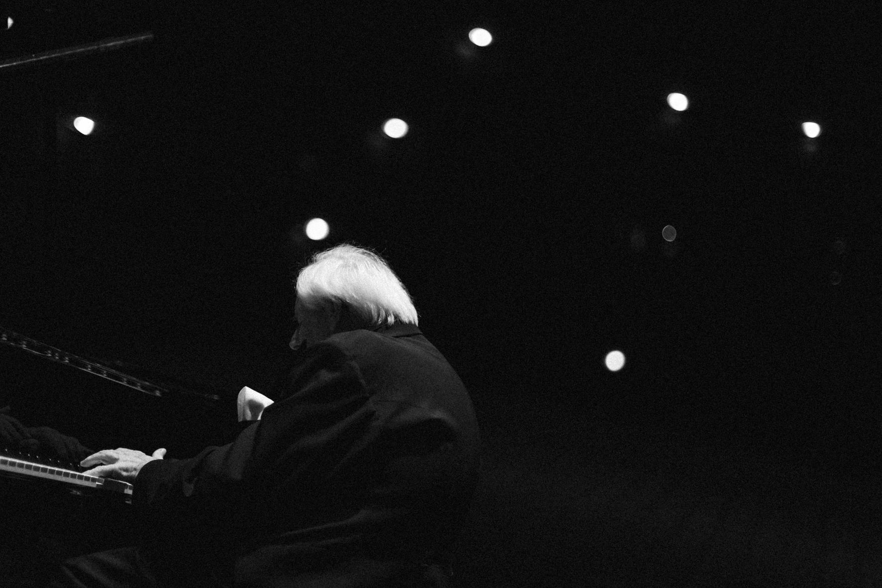 Le pianiste Grigory Sokolov photographié par Valentine Chauvin au Grand Théâtre de Provence lors du Festival de Piano de la Roque d'Anthéron en août 2024