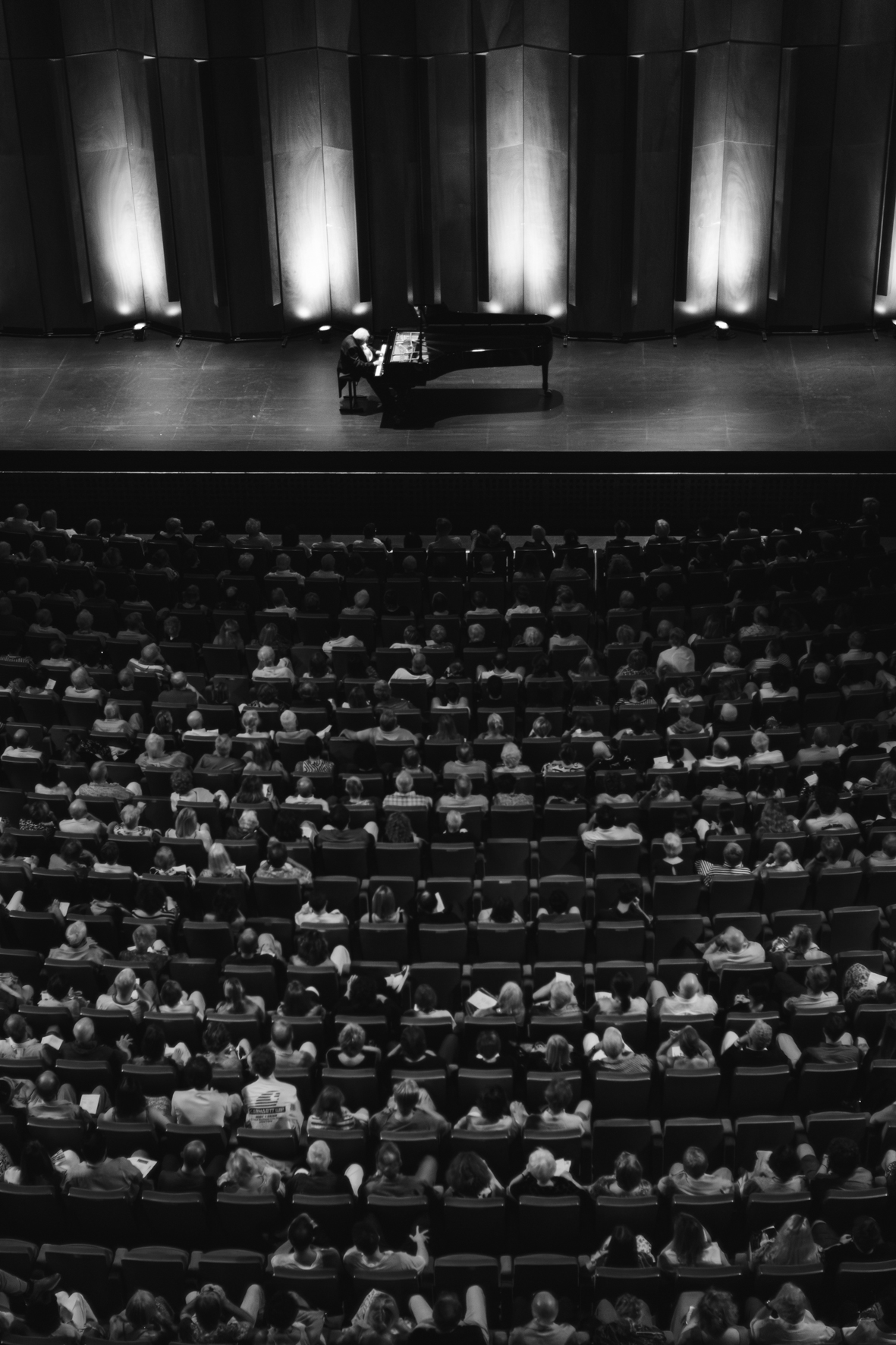 Le pianiste Grigory Sokolov photographié par Valentine Chauvin au Grand Théâtre de Provence lors du Festival de Piano de la Roque d'Anthéron en août 2024
