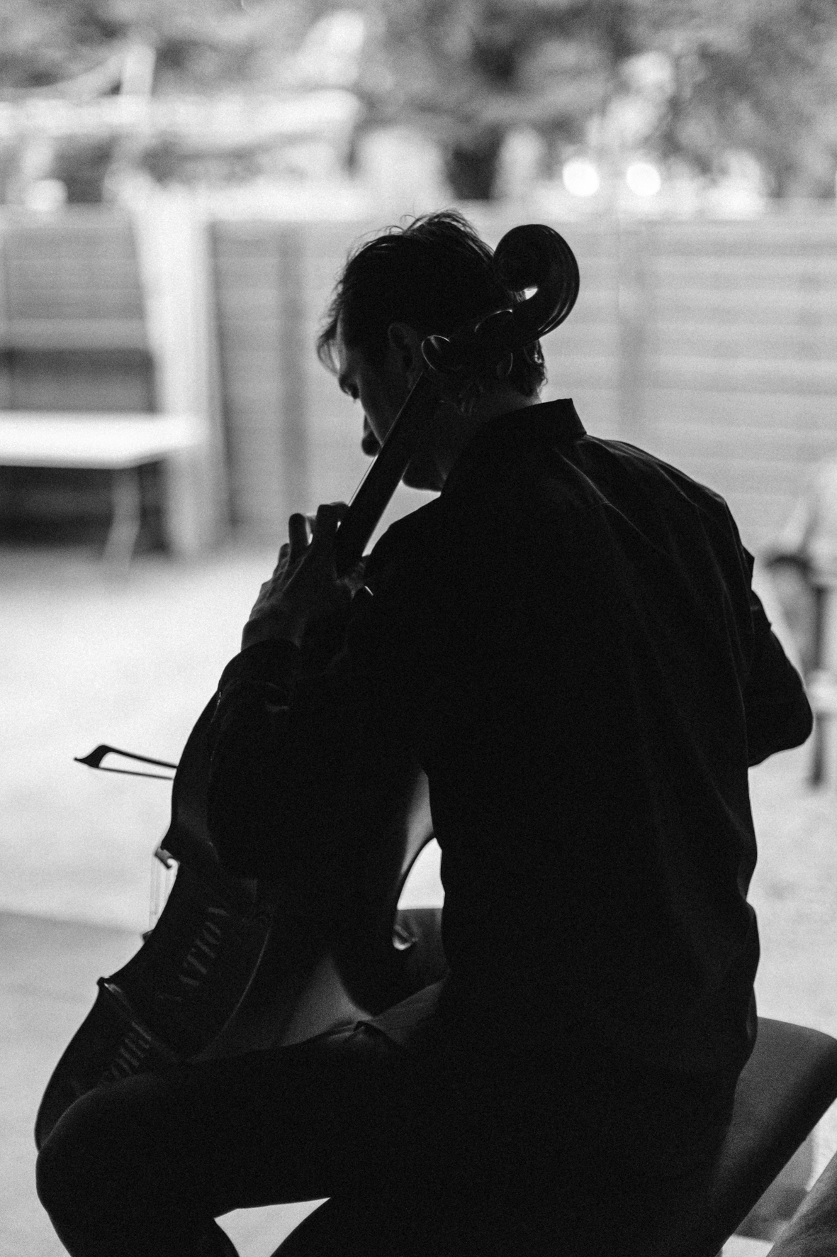 Le violoncelliste Aurélien Pascal photographié par Valentine Chauvin au Festival de Piano de la Roque d'Anthéron en août 2024