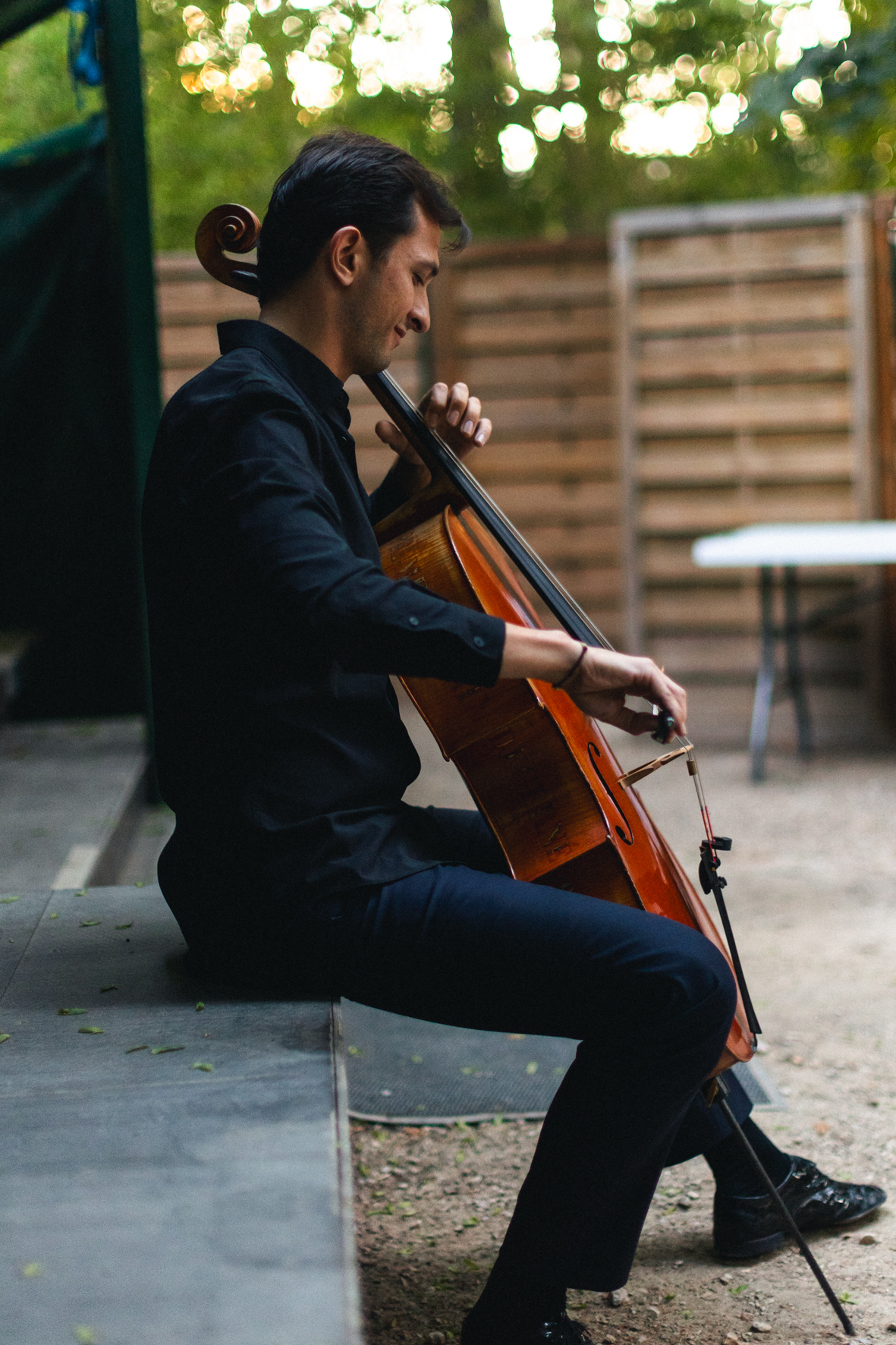 Le violoncelliste Aurélien Pascal photographié par Valentine Chauvin au Festival de Piano de la Roque d'Anthéron en août 2024