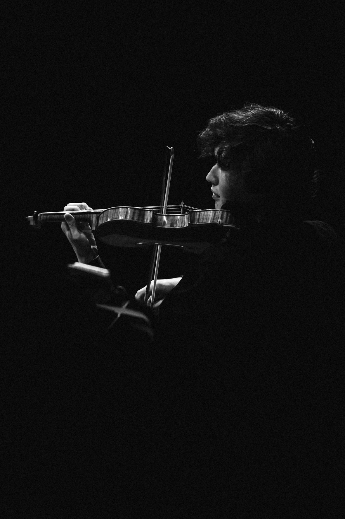 Le violoniste Daniel Lozakovich photographié par Valentine Chauvin au Festival de Piano de la Roque d'Anthéron en août 2024