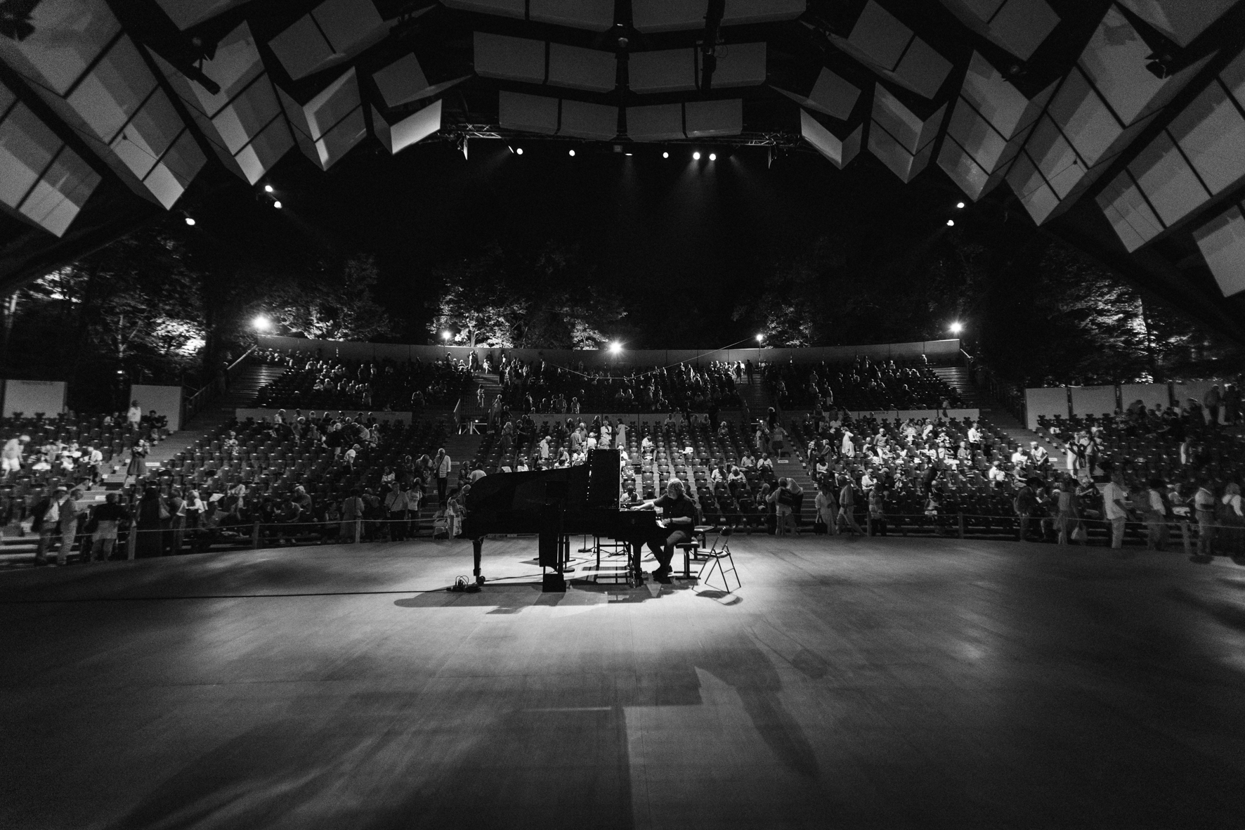 L'accordeur Torben Garlin en train de régler le piano à l'entracte, photographié par Valentine Chauvin au Festival de Piano de la Roque d'Anthéron en juillet 2024