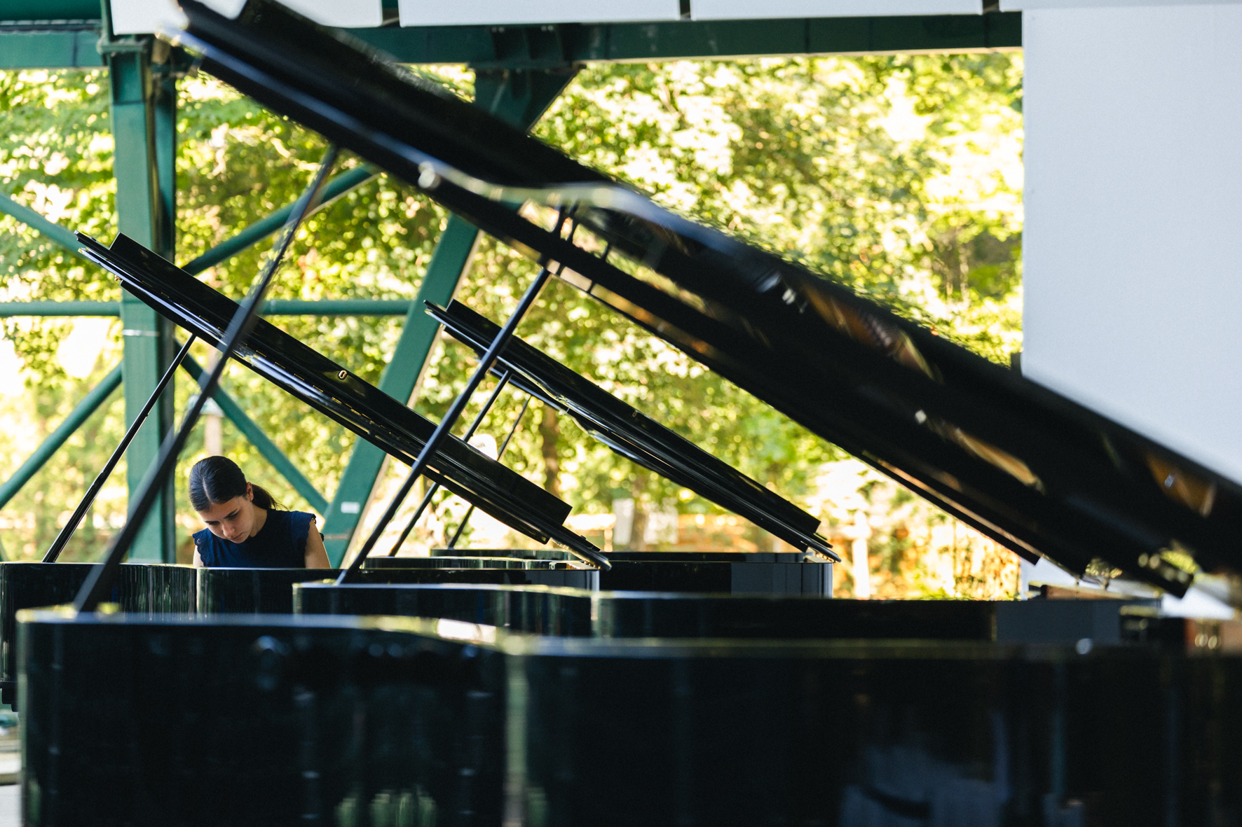 La pianiste Alexandra Dovgan au choix de piano, photographiée par Valentine Chauvin au Festival de Piano de la Roque d'Anthéron en août 2024