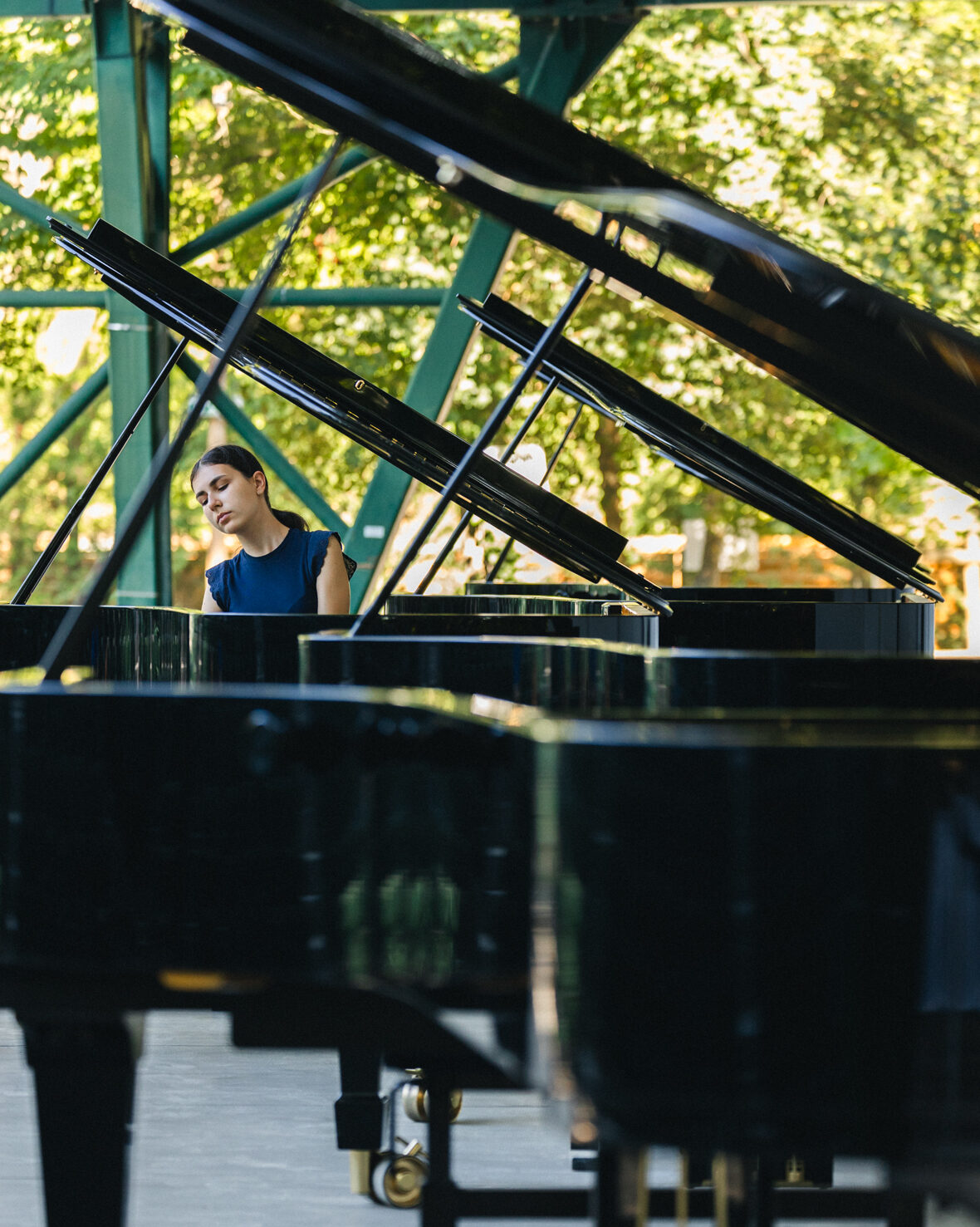 La pianiste Alexandra Dovgan photographiée par Valentine Chauvin au Festival de Piano de la Roque d'Anthéron en août 2024