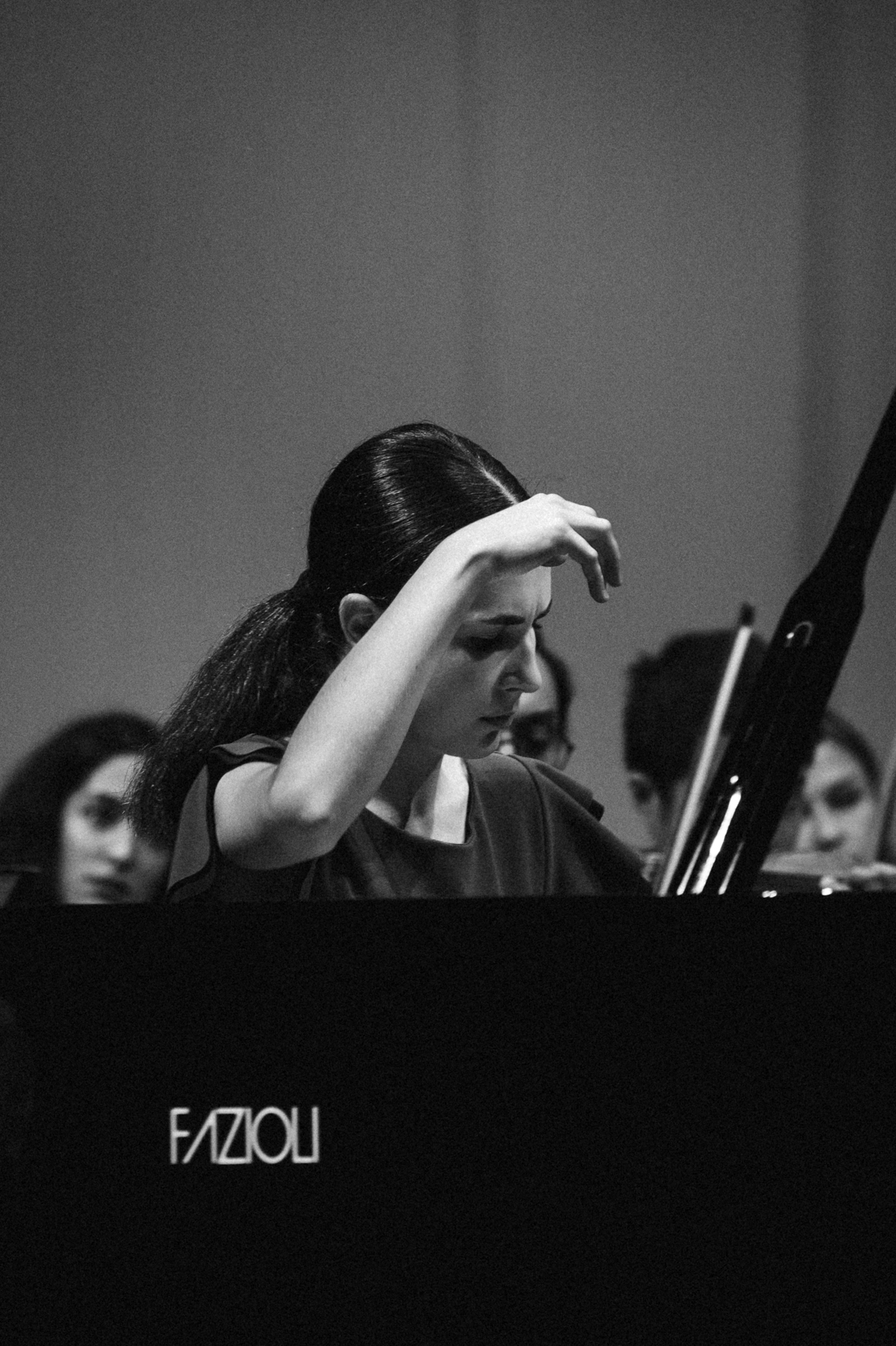 La pianiste Alexandra Dovgan, le chef d'orchestre Gábor Takács-Nagy et le Verbier Festival Orchestra, photographiés par Valentine Chauvin au Festival de Piano de la Roque d'Anthéron en août 2024