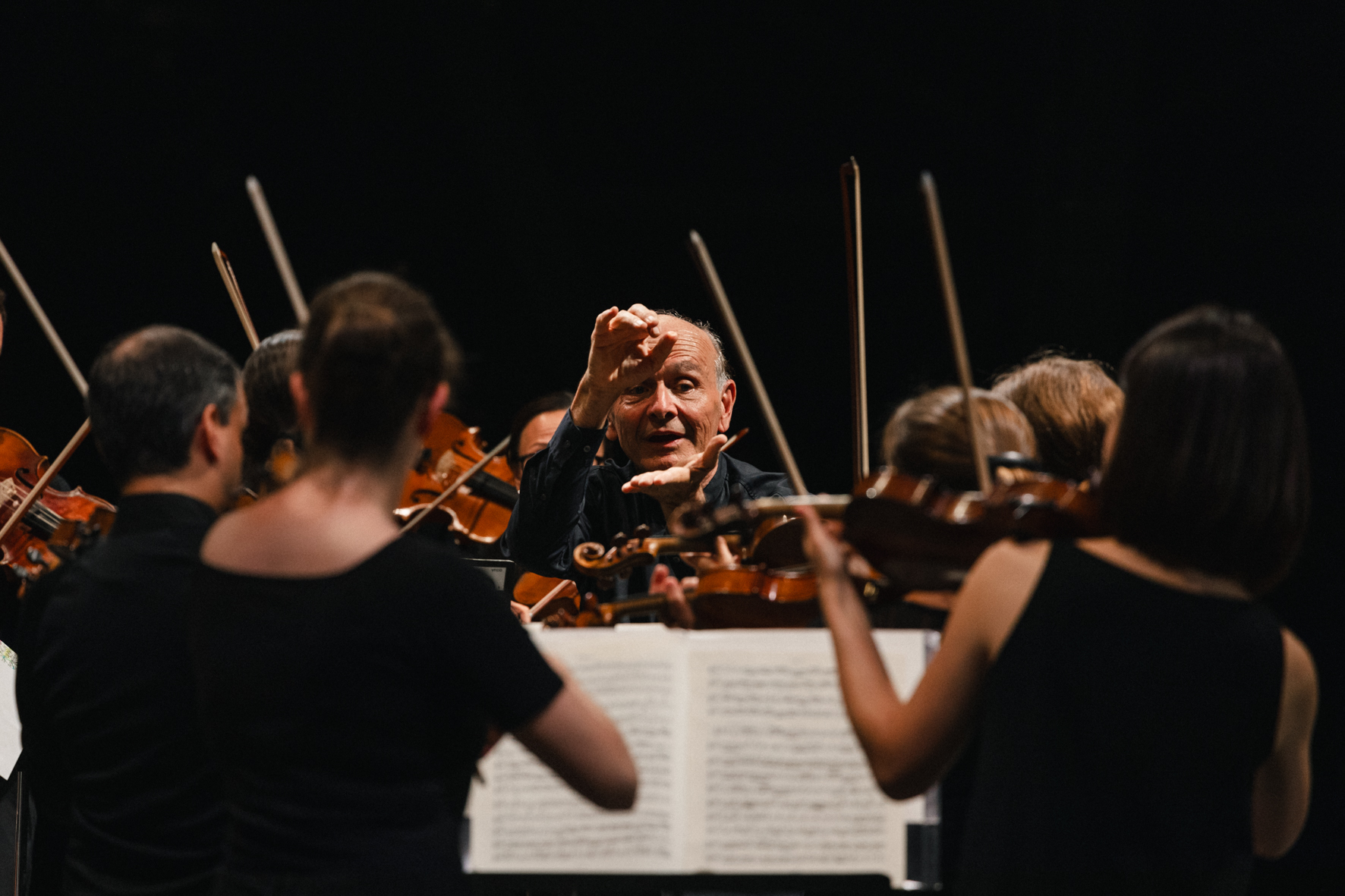Le chef d'orchestre Gábor Takács-Nagy et le Verbier Festival Orchestra, photographiés par Valentine Chauvin au Festival de Piano de la Roque d'Anthéron en août 2024