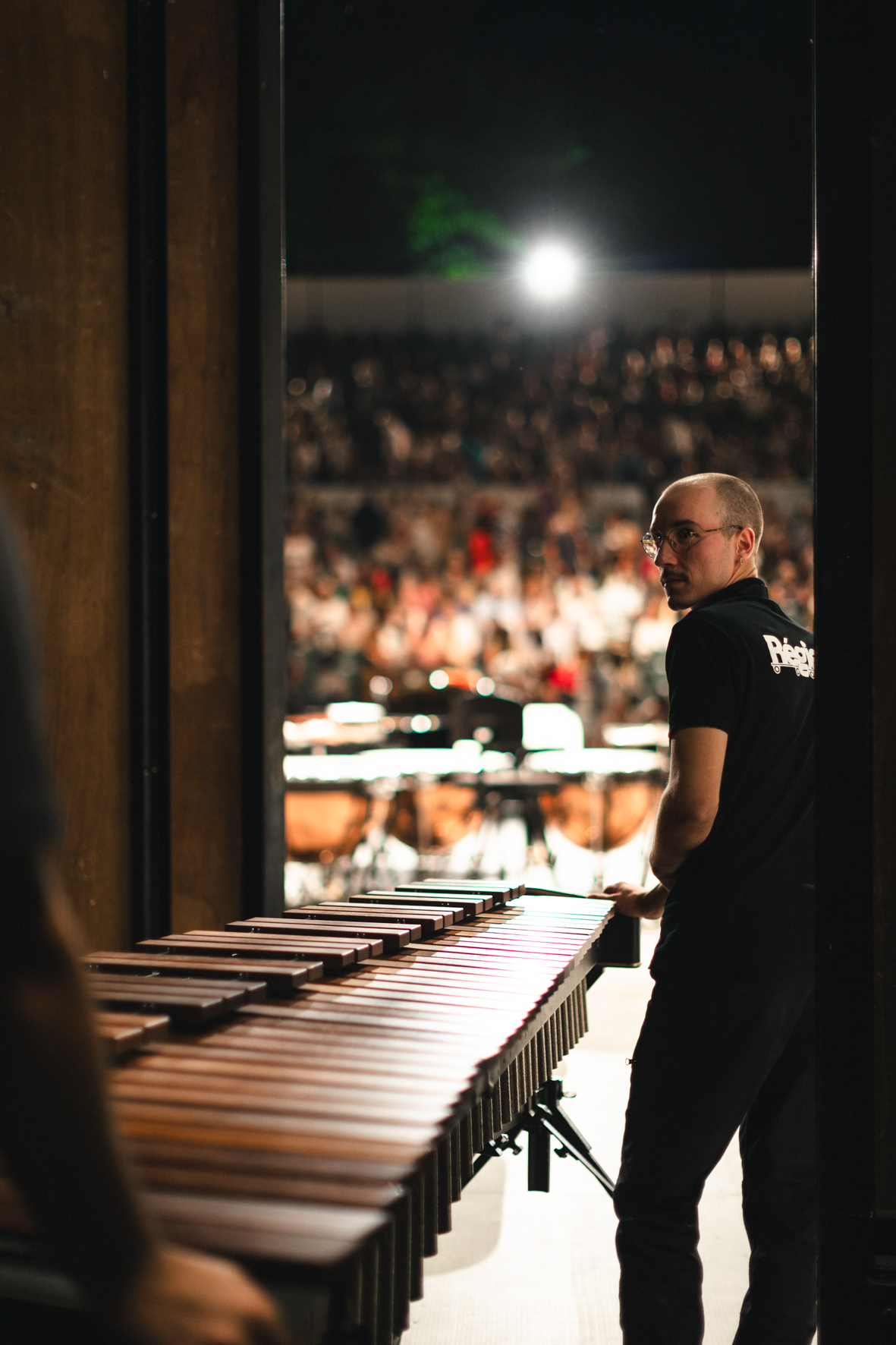 Ambiance de festival, l'équipe régie au travail, photographiée par Valentine Chauvin au Festival de Piano de la Roque d'Anthéron en juillet 2024