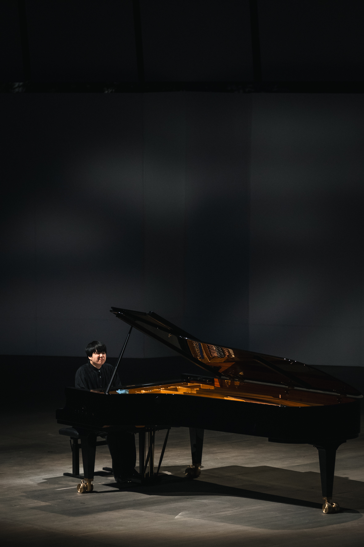 Le pianiste Mao Fujita photographié par Valentine Chauvin au Festival de Piano de la Roque d'Anthéron en août 2024