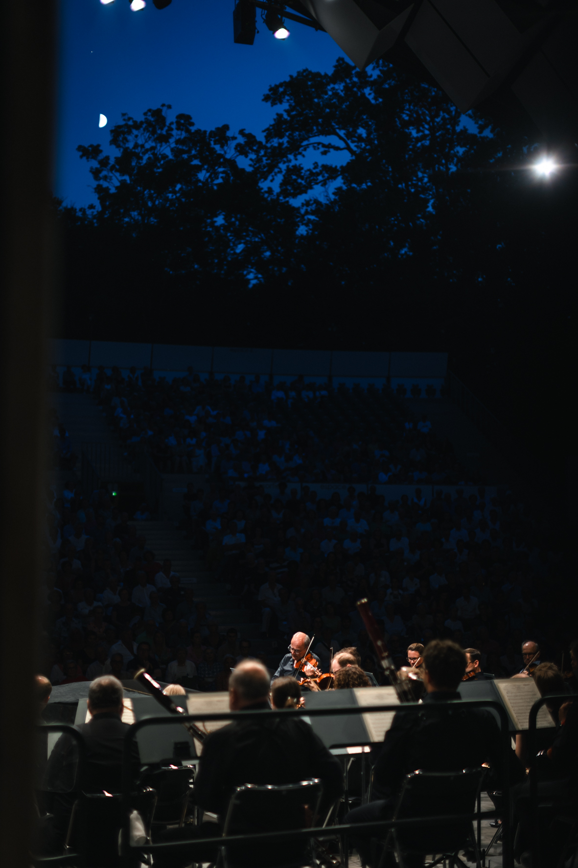 Le violoniste et chef d'orchestre Gordan Nikolic avec le Sinfonia Varsovia, photographié par Valentine Chauvin au Festival de Piano de la Roque d'Anthéron en août 2024