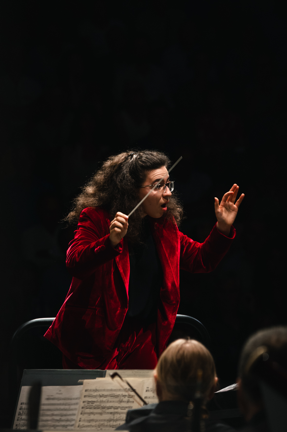 La pianiste et cheffe d'orchestre Marie-Ange Nguci avec le Sinfonia Varsovia, photographiée par Valentine Chauvin au Festival de Piano de la Roque d'Anthéron en août 2024