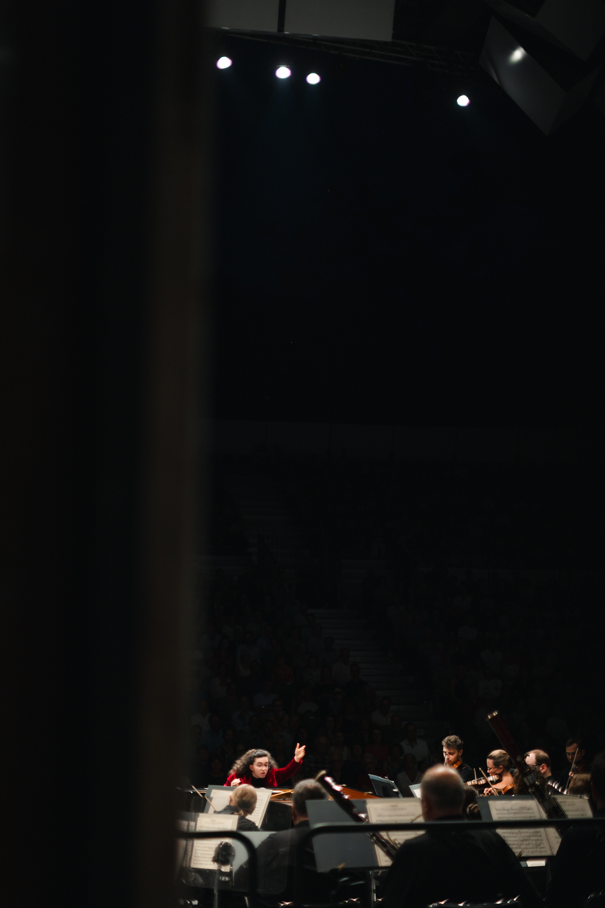 La pianiste et cheffe d'orchestre Marie-Ange Nguci avec le Sinfonia Varsovia, photographiée par Valentine Chauvin au Festival de Piano de la Roque d'Anthéron en août 2024