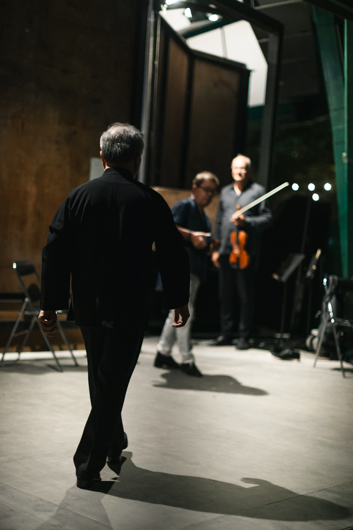 Le pianiste Dang Thai Son, le violoniste et chef d'orchestre Gordan Nikolić et René Martin photographiés par Valentine Chauvin au Festival de Piano de la Roque d'Anthéron en août 2024