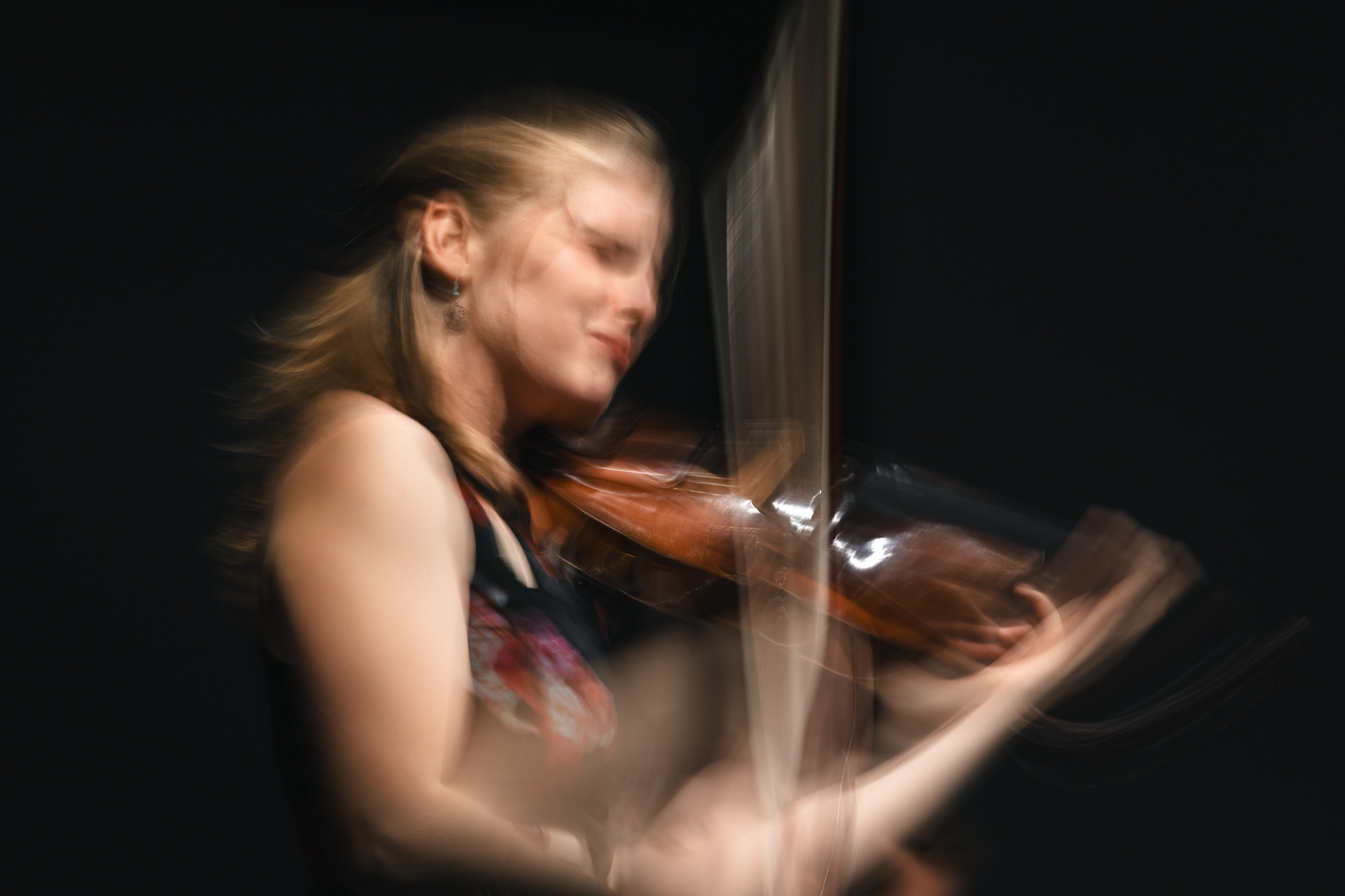 La violoniste Sarah Jégou photographiée par Valentine Chauvin au Festival de Piano de la Roque d'Anthéron en août 2024