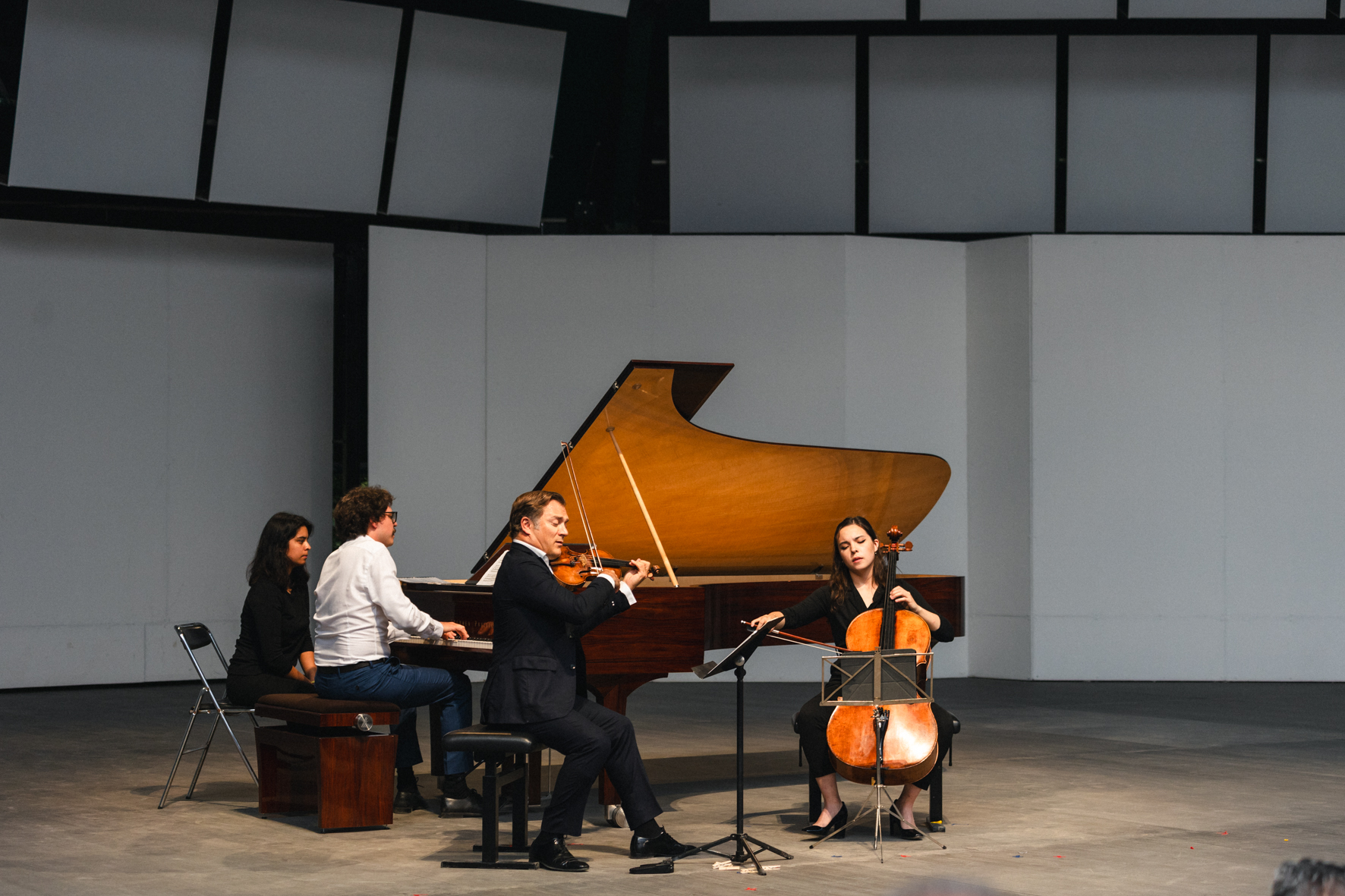 Lucas Debargue, Renaud Capuçon, Stéphanie Huang et le piano Opus 102 de Stephen Paulello, photographiés par Valentine Chauvin au Festival de Piano de la Roque d'Anthéron en août 2024