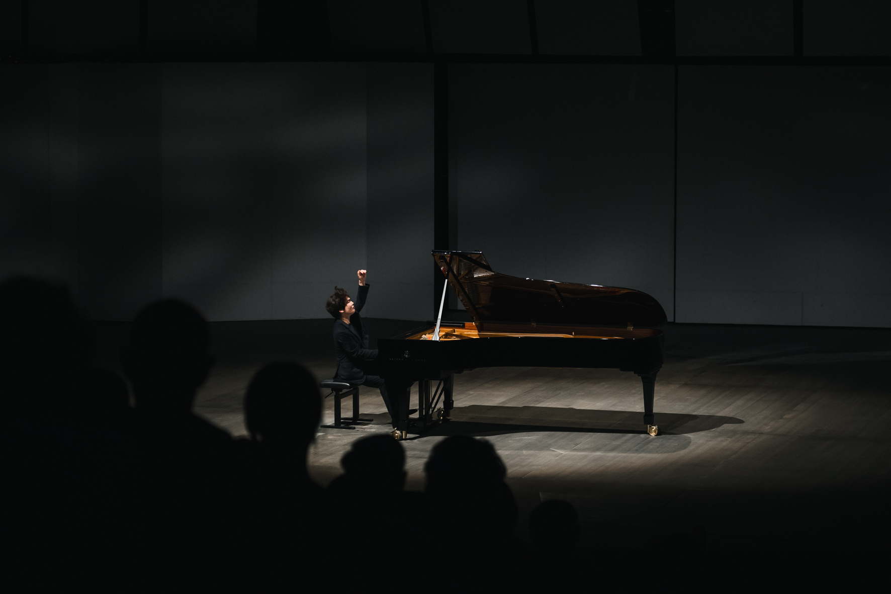 Le pianiste Seong-Jin Cho photographié par Valentine Chauvin au Festival de Piano de la Roque d'Anthéron en août 2024