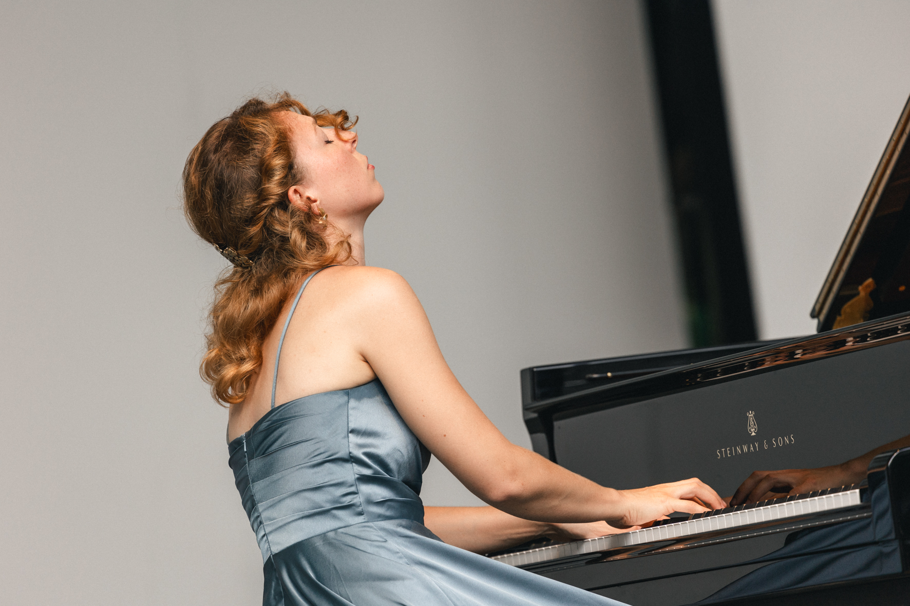 La pianiste Jodyline Gallavardin photographié par Valentine Chauvin au Festival de Piano de la Roque d'Anthéron en août 2024