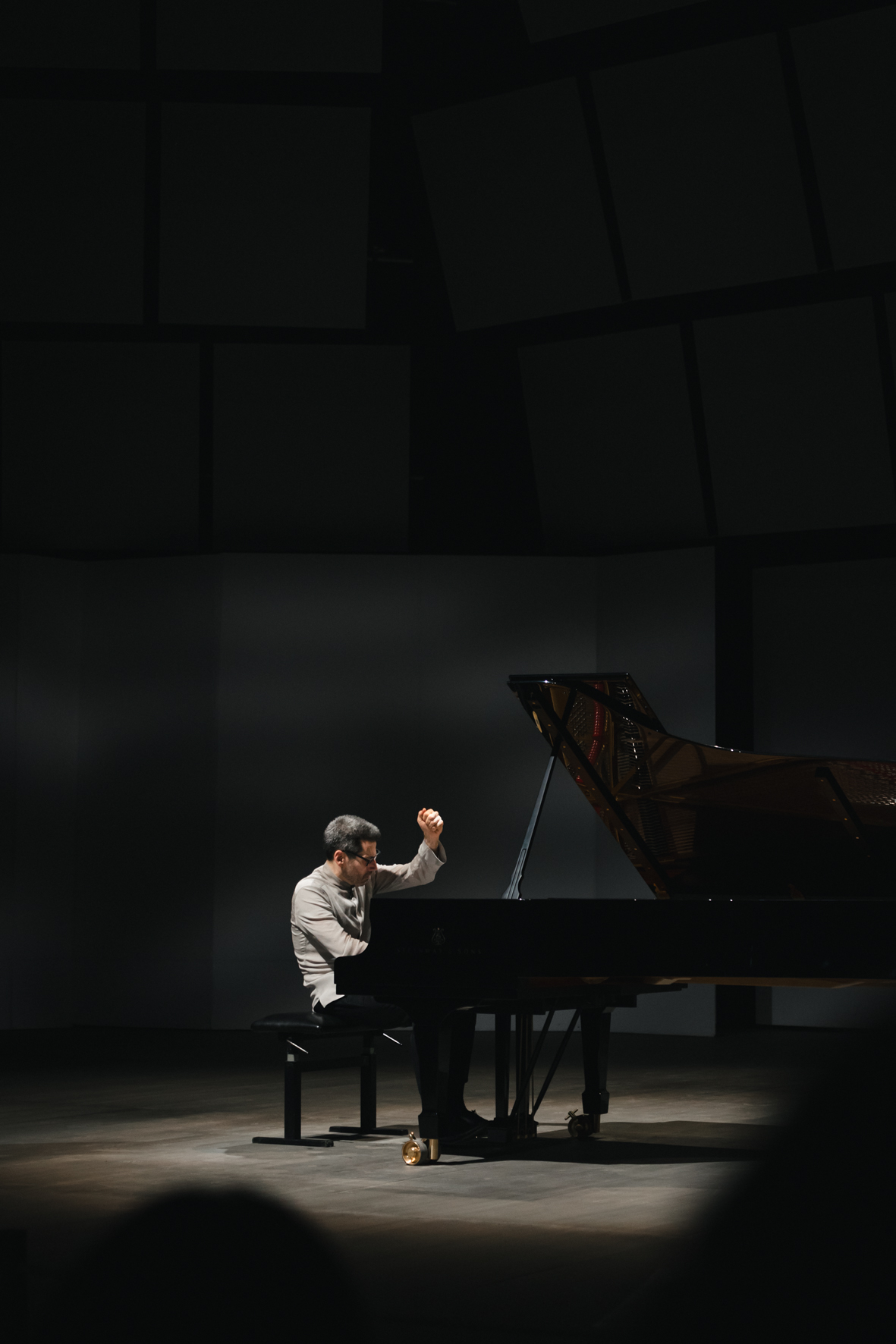Le pianiste Jonathan Biss photographié par Valentine Chauvin au Festival de Piano de la Roque d'Anthéron en août 2024