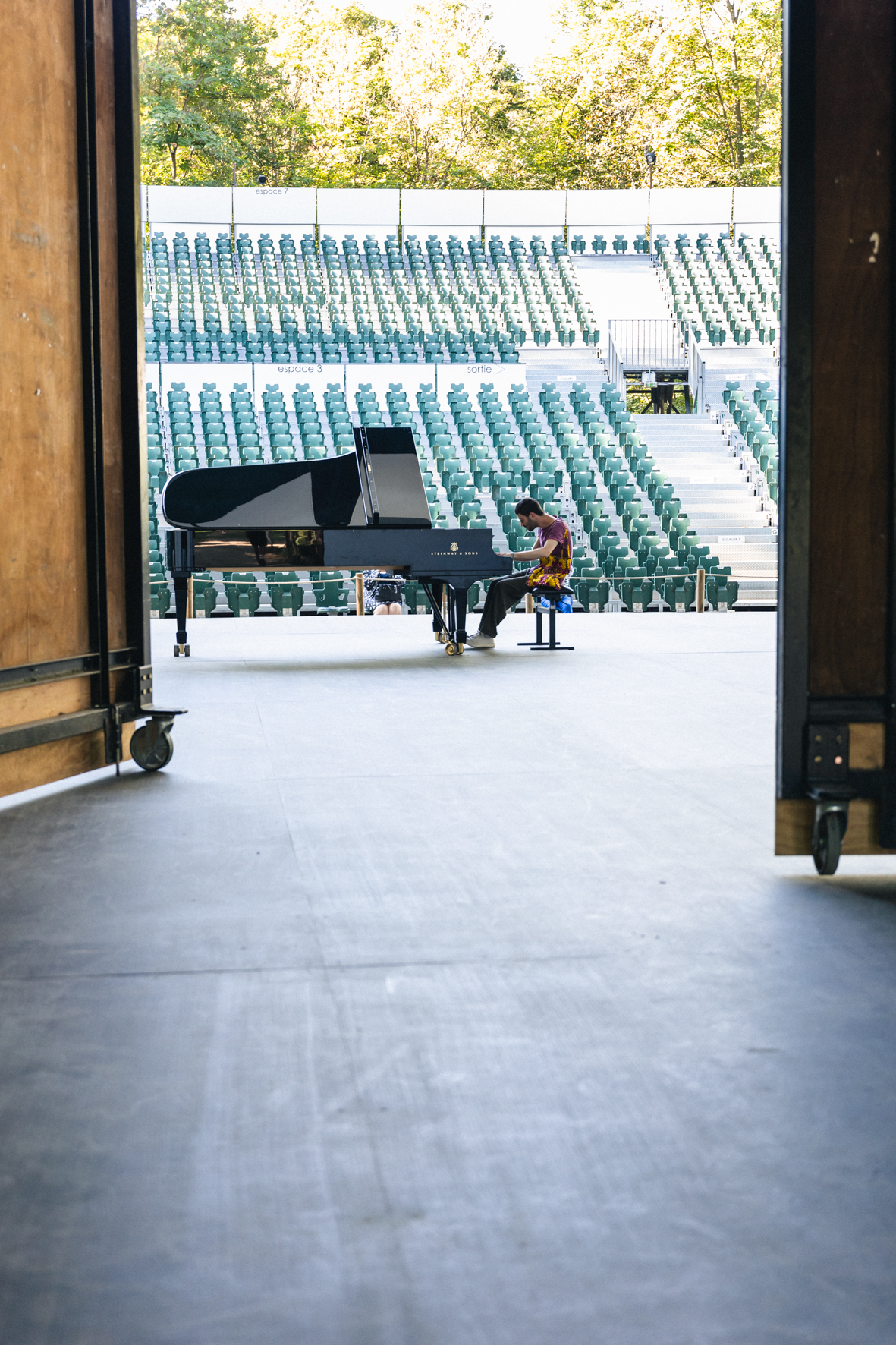 Le pianiste Adam Laloum photographié par Valentine Chauvin au Festival de Piano de la Roque d'Anthéron en août 2024