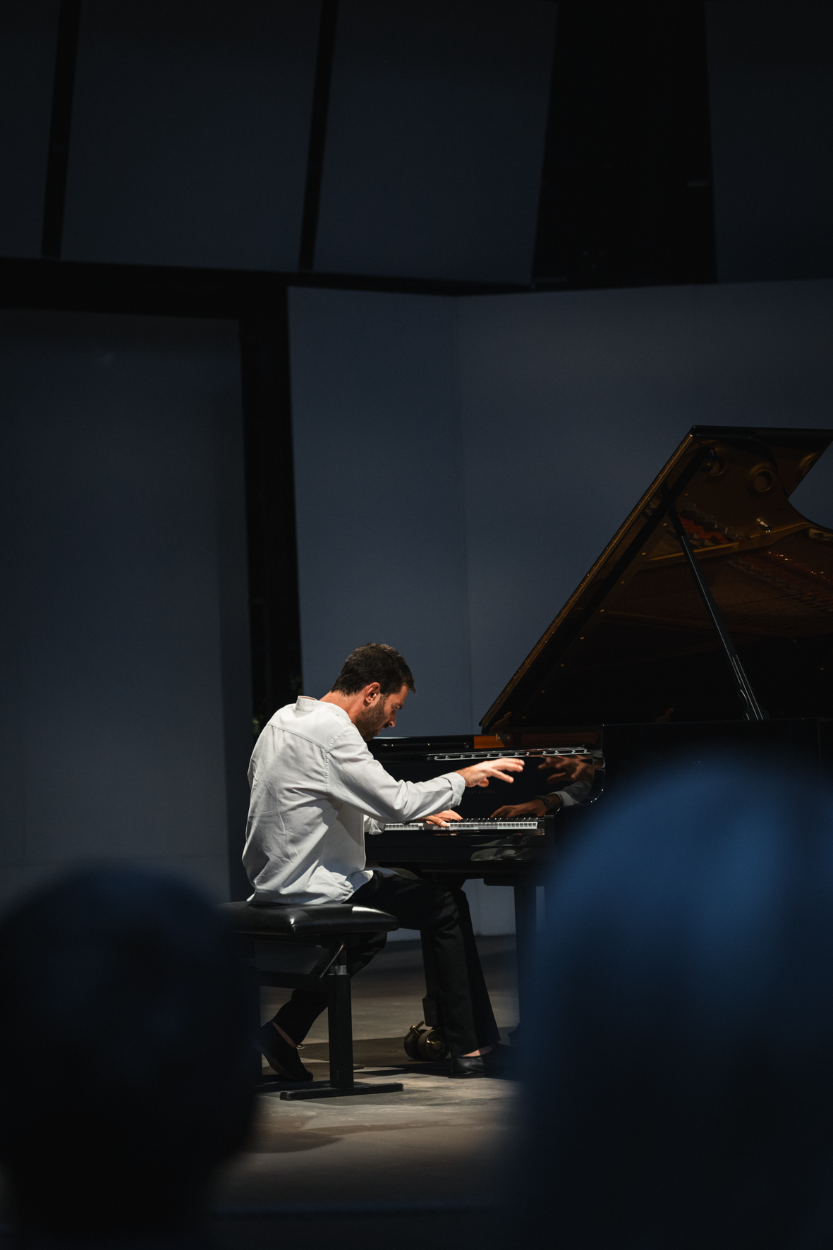 Le pianiste Adam Laloum photographié par Valentine Chauvin au Festival de Piano de la Roque d'Anthéron en août 2024