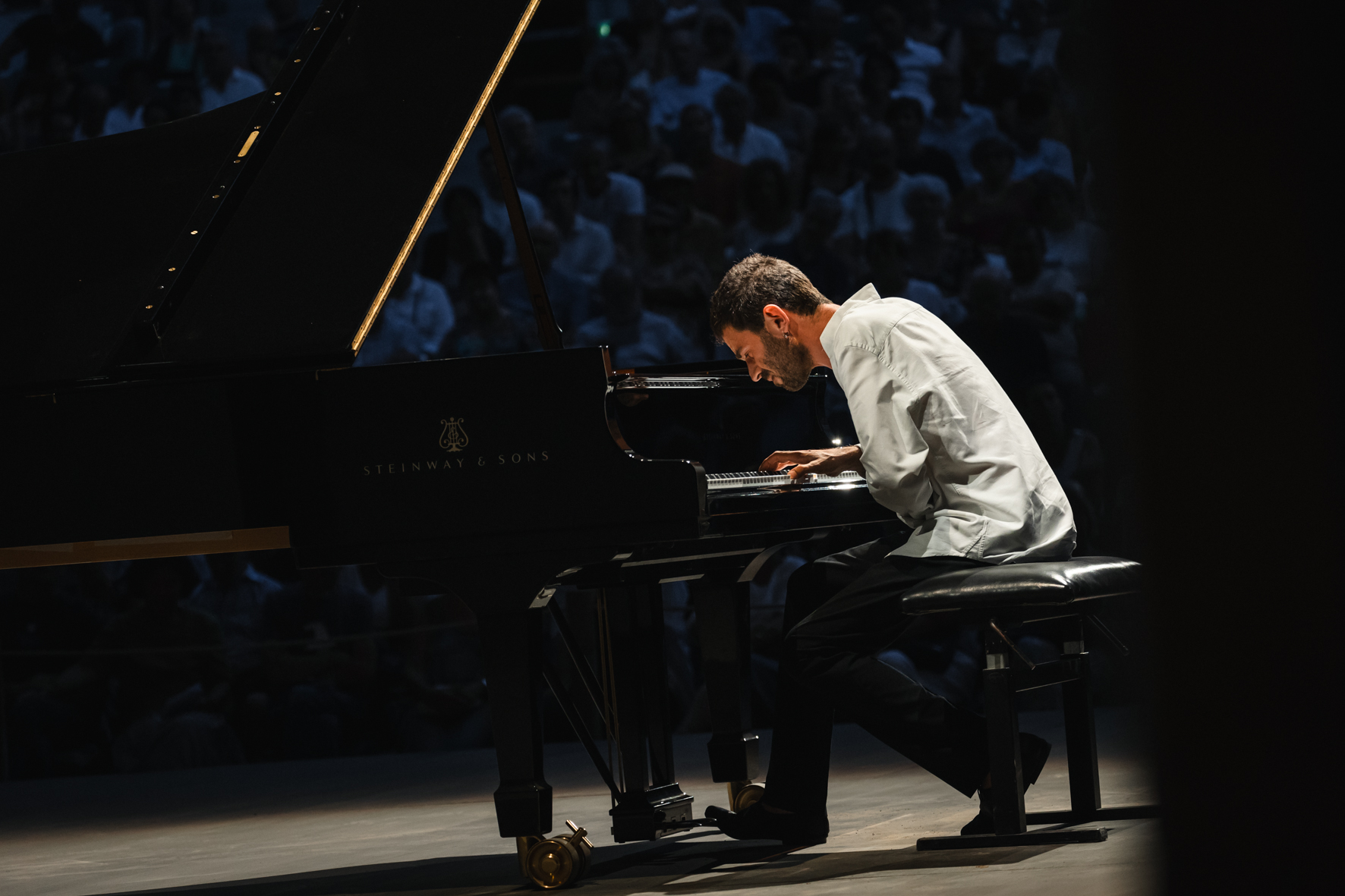 Le pianiste Adam Laloum photographié par Valentine Chauvin au Festival de Piano de la Roque d'Anthéron en août 2024